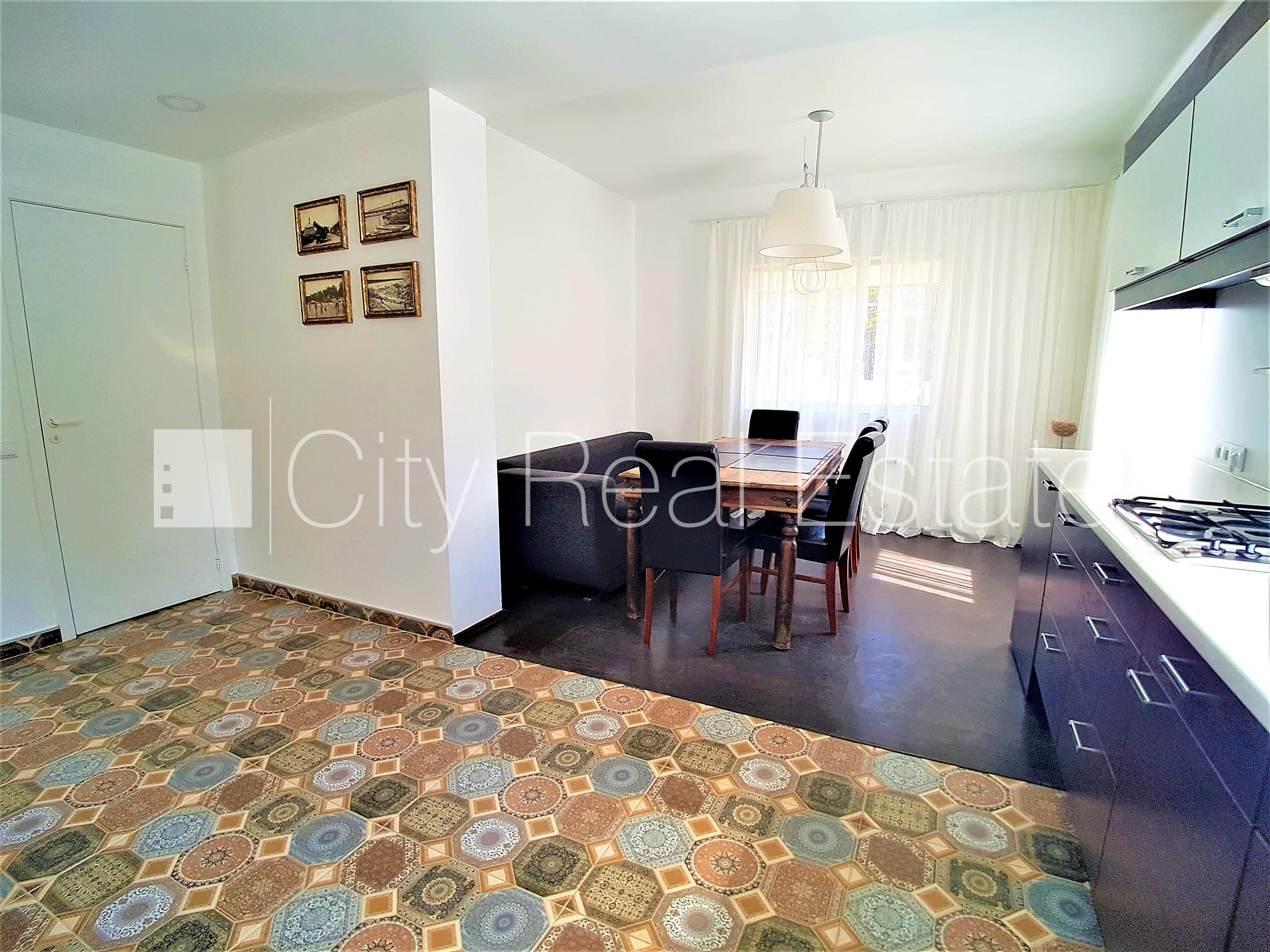 Sludinājumi. Renovēta māja, labiekārtots apzaļumots pagalms, iežogota teritorija, terase, veranda, guļamistabu Cena: 2500 EUR/mēn Foto #6