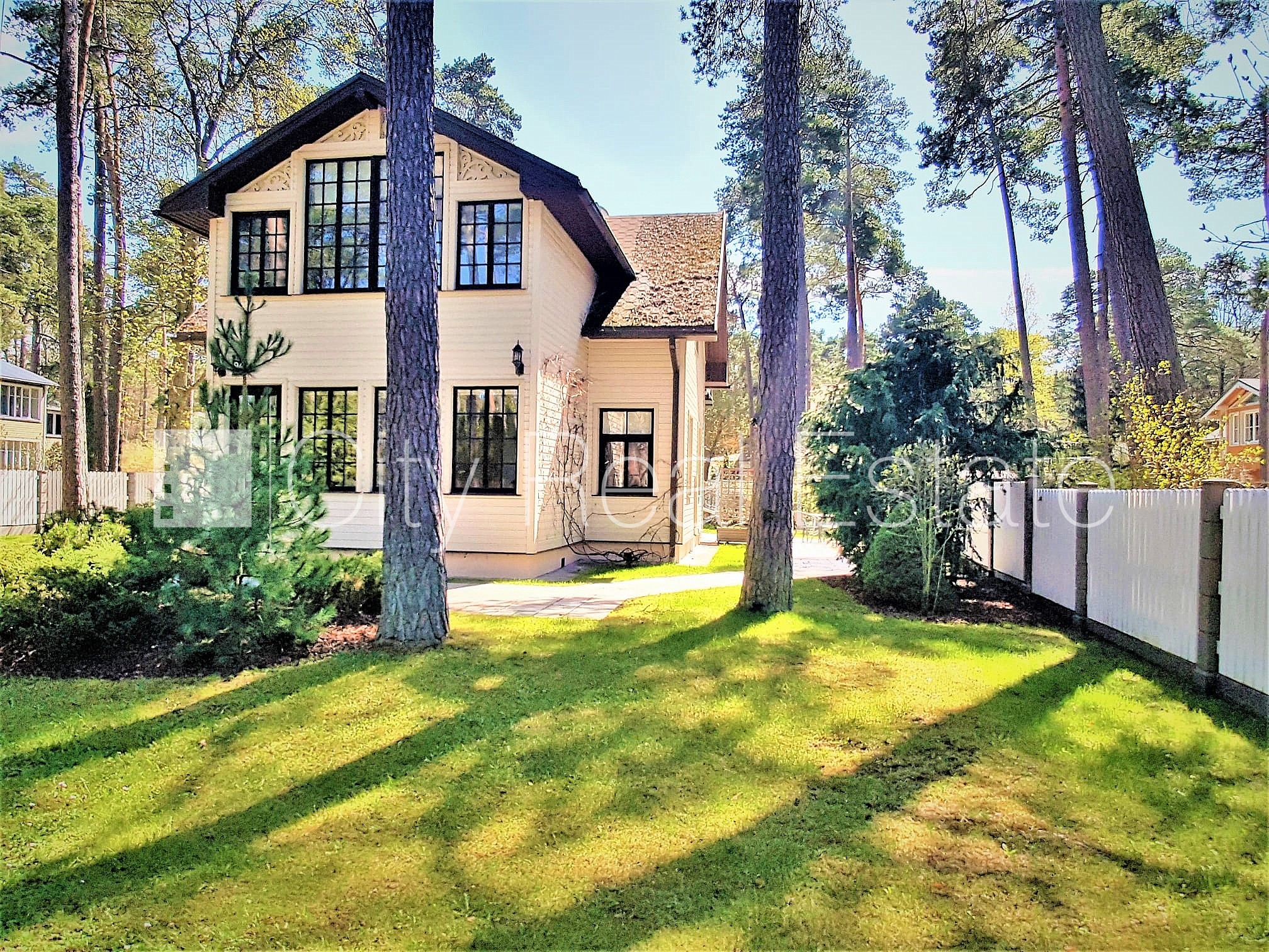 Sludinājumi. Renovēta māja, labiekārtots apzaļumots pagalms, iežogota teritorija, terase, veranda, guļamistabu Cena: 2500 EUR/mēn Foto #1