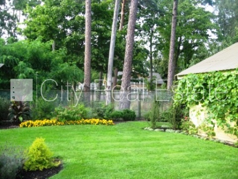 Sludinājumi. Labiekārtots apzaļumots pagalms, iežogota teritorija ar koka sētu, garāža vienai automašīnai, Cena: 695000 EUR Foto #15