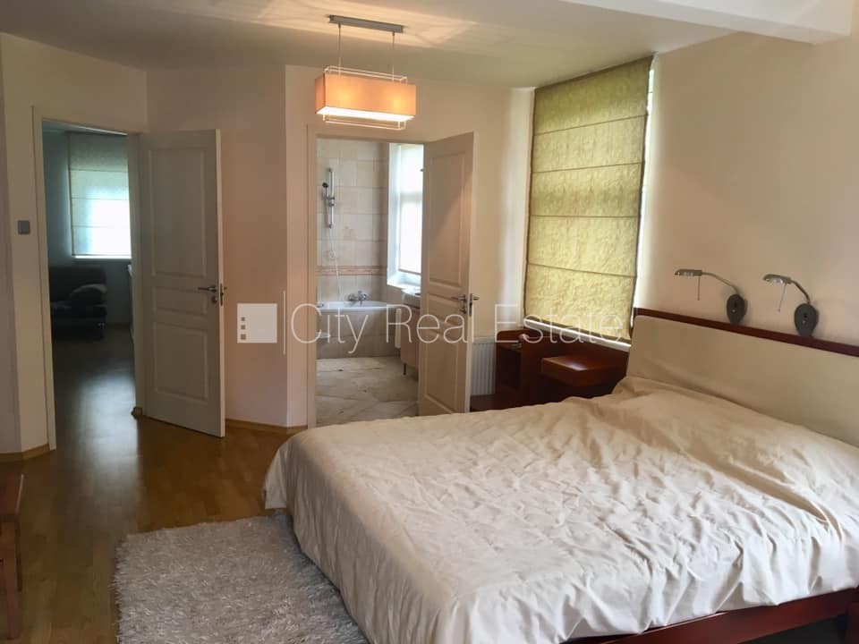 Sludinājumi. Labiekārtots apzaļumots pagalms, iežogota teritorija ar koka sētu, garāža vienai automašīnai, Cena: 695000 EUR Foto #7