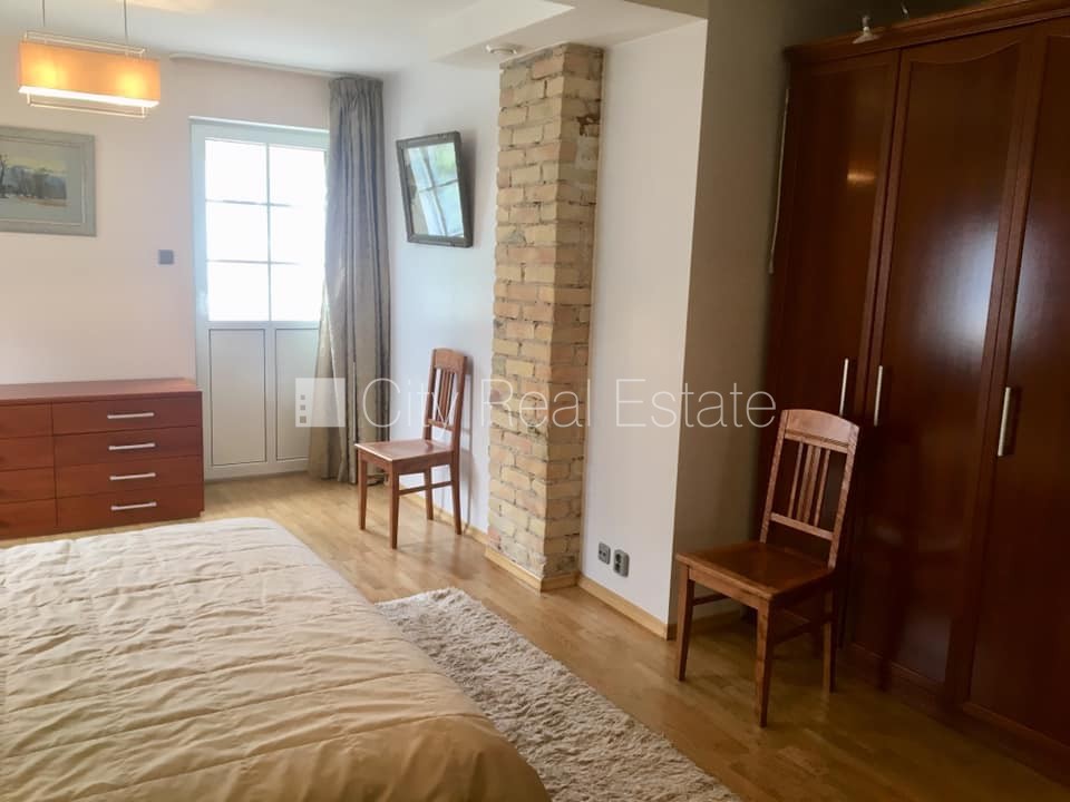 Sludinājumi. Labiekārtots apzaļumots pagalms, iežogota teritorija ar koka sētu, garāža vienai automašīnai, Cena: 695000 EUR Foto #8