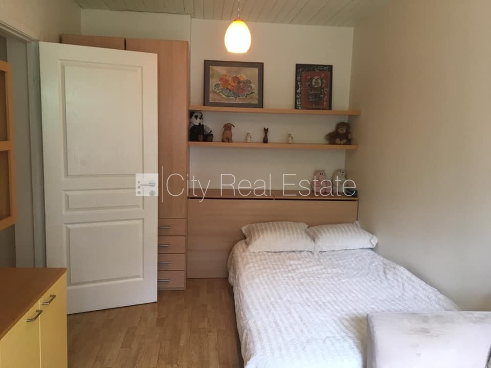 Sludinājumi. Labiekārtots apzaļumots pagalms, iežogota teritorija ar koka sētu, garāža vienai automašīnai, Cena: 695000 EUR Foto #9