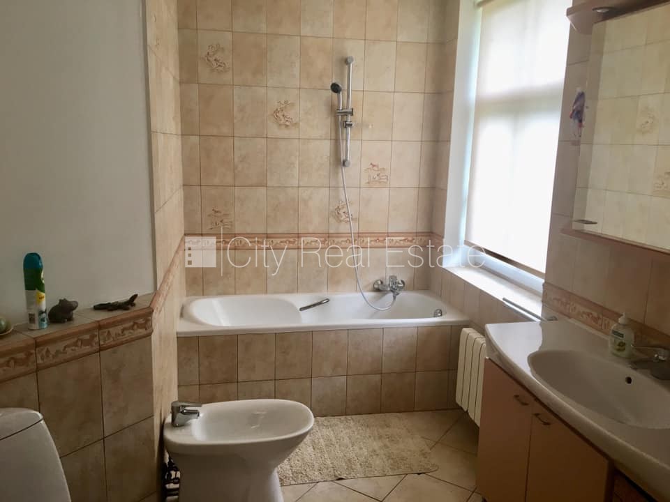 Sludinājumi. Labiekārtots apzaļumots pagalms, iežogota teritorija ar koka sētu, garāža vienai automašīnai, Cena: 695000 EUR Foto #10