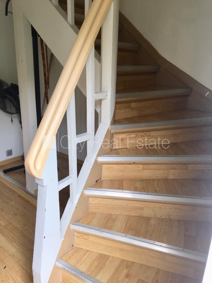 Sludinājumi. Labiekārtots apzaļumots pagalms, iežogota teritorija ar koka sētu, garāža vienai automašīnai, Cena: 695000 EUR Foto #12