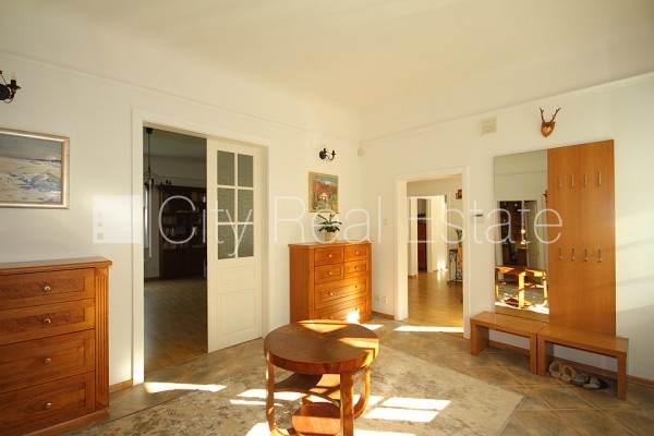 Sludinājumi. Labiekārtots apzaļumots pagalms, iežogota teritorija ar koka sētu, garāža vienai automašīnai, Cena: 695000 EUR Foto #5