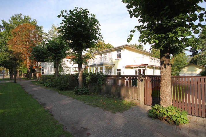 Sludinājumi. Labiekārtots apzaļumots pagalms, iežogota teritorija ar koka sētu, garāža vienai automašīnai, Cena: 695000 EUR Foto #1