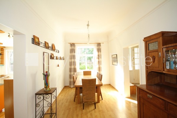 Sludinājumi. Labiekārtots apzaļumots pagalms, iežogota teritorija ar koka sētu, garāža vienai automašīnai, Cena: 695000 EUR Foto #4