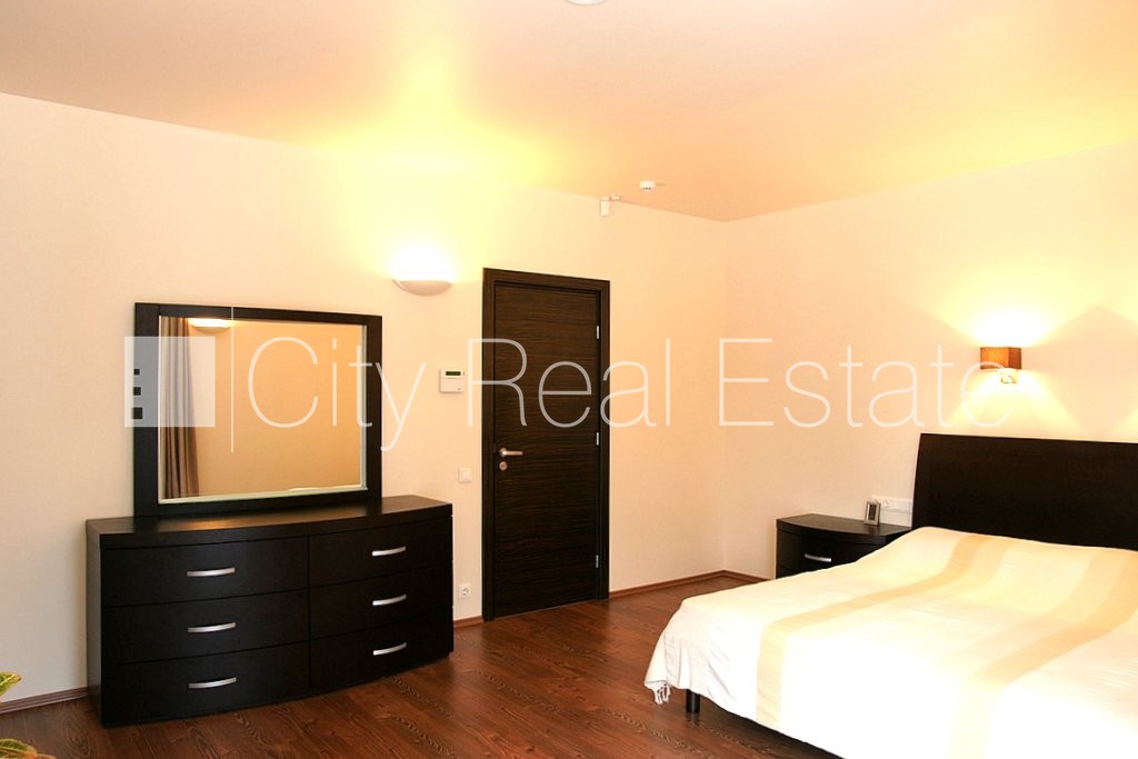 Sludinājumi. Zeme īpašumā, jaunceltne, fasādes māja, ķieģeļu mūra sienas, labiekārtota apzaļumota teritorija Cena: 1.35e+06 EUR Foto #9