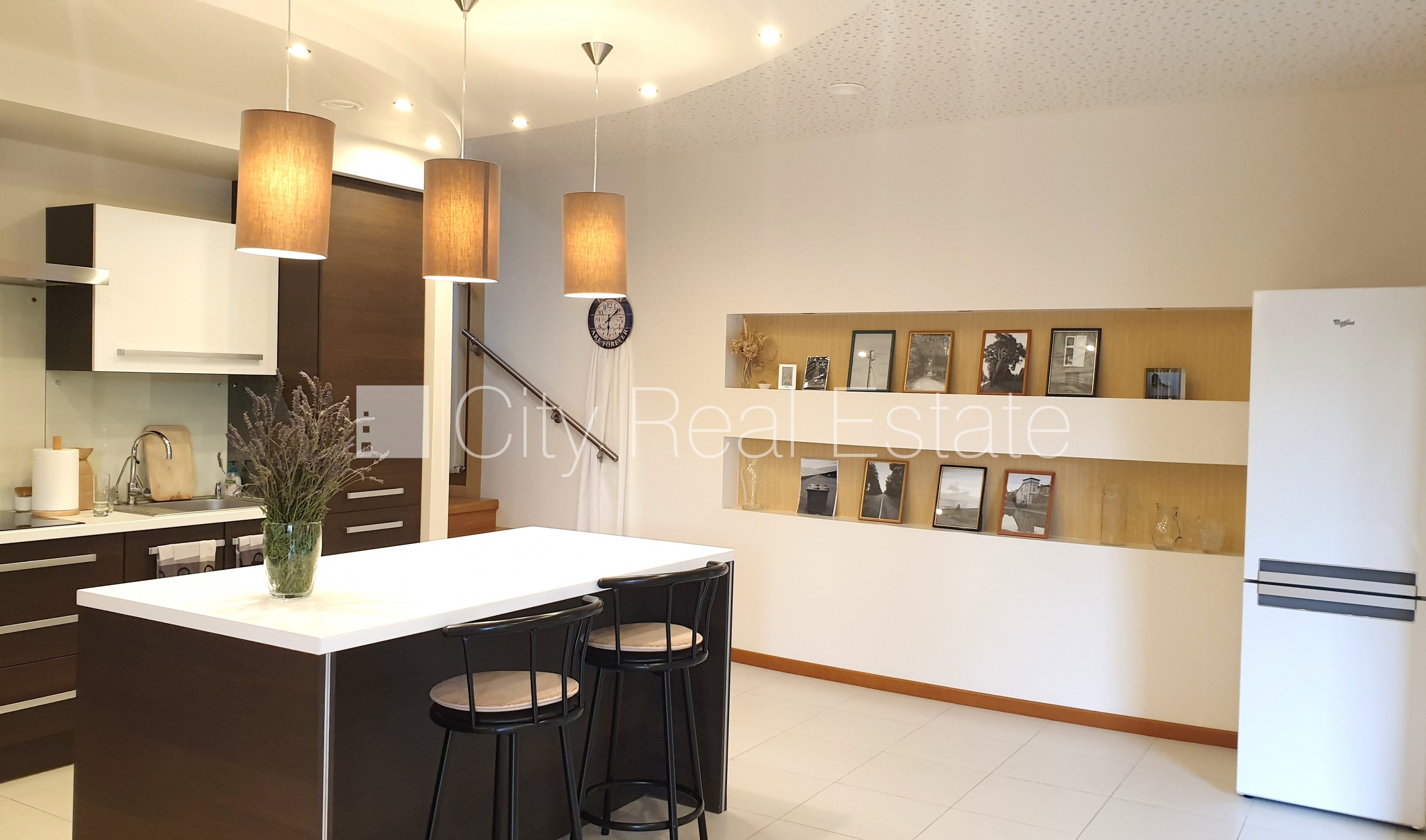 Sludinājumi. Zeme īpašumā, jaunceltne, fasādes māja, ķieģeļu mūra sienas, labiekārtota apzaļumota teritorija Cena: 1.35e+06 EUR Foto #6