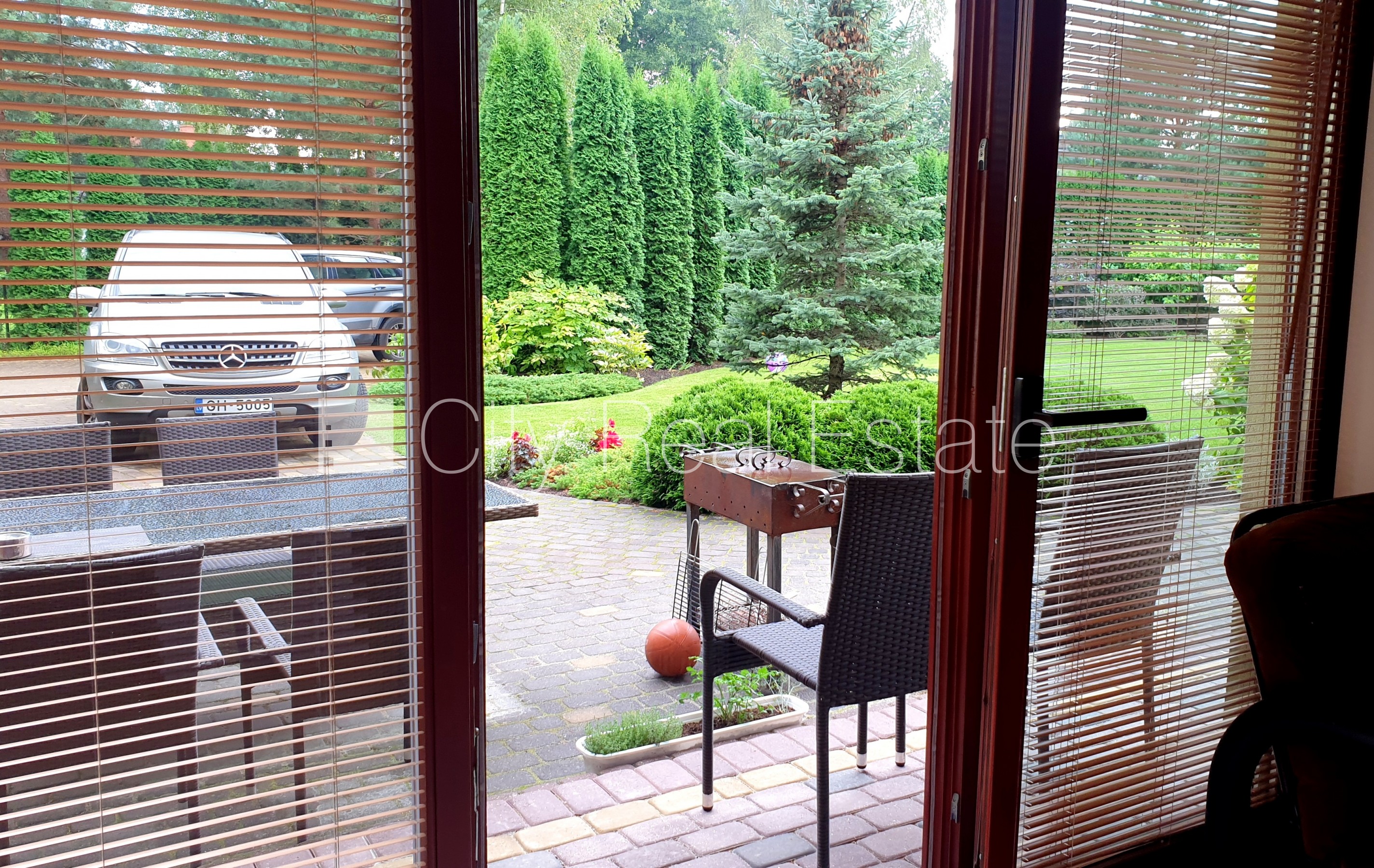 Sludinājumi. Zeme īpašumā, jaunceltne, fasādes māja, ķieģeļu mūra sienas, labiekārtota apzaļumota teritorija Cena: 1.35e+06 EUR Foto #3