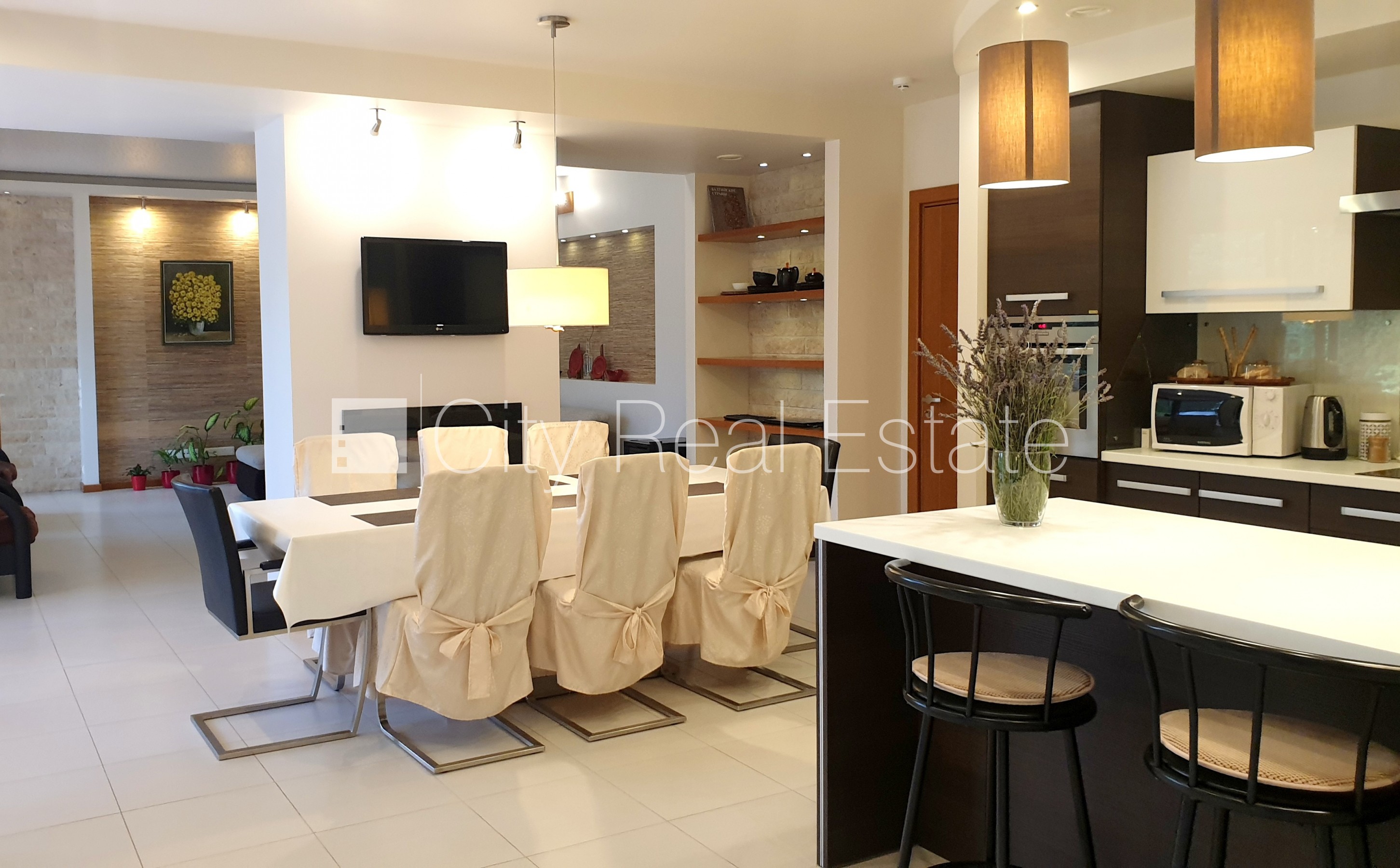 Sludinājumi. Zeme īpašumā, jaunceltne, fasādes māja, ķieģeļu mūra sienas, labiekārtota apzaļumota teritorija Cena: 1.35e+06 EUR Foto #7