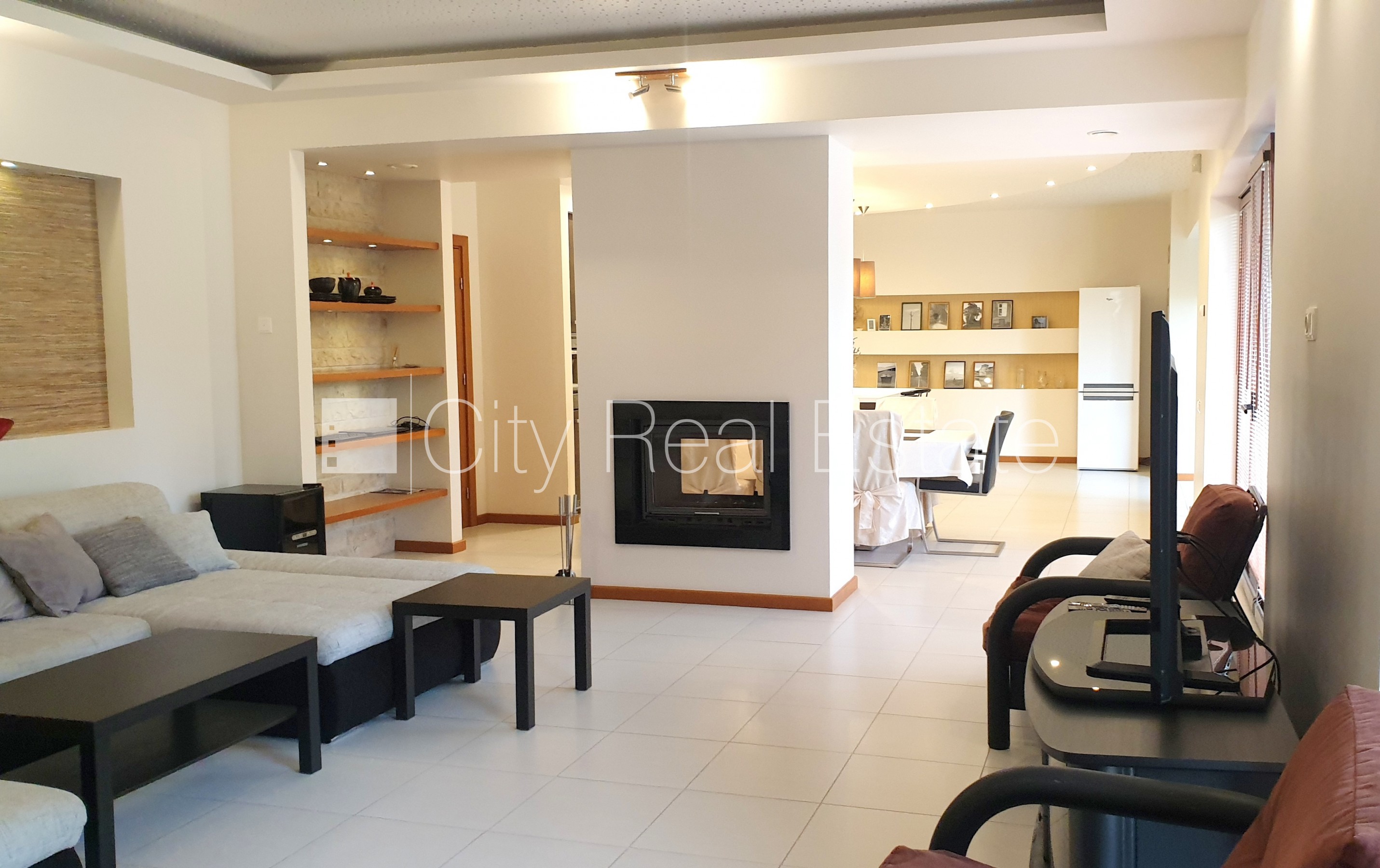 Sludinājumi. Zeme īpašumā, jaunceltne, fasādes māja, ķieģeļu mūra sienas, labiekārtota apzaļumota teritorija Cena: 1.35e+06 EUR Foto #8