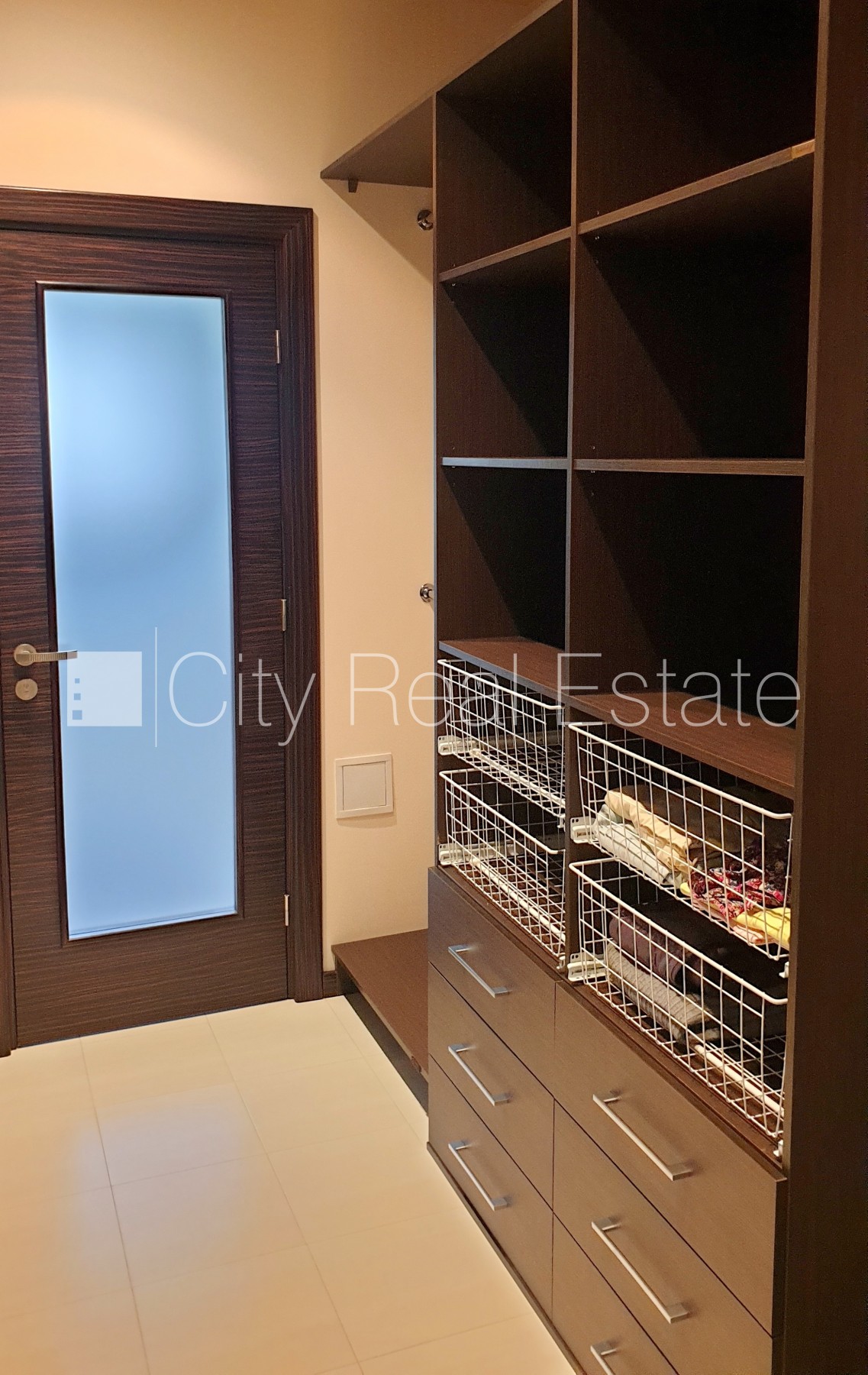 Sludinājumi. Zeme īpašumā, jaunceltne, fasādes māja, ķieģeļu mūra sienas, labiekārtota apzaļumota teritorija Cena: 1.35e+06 EUR Foto #10