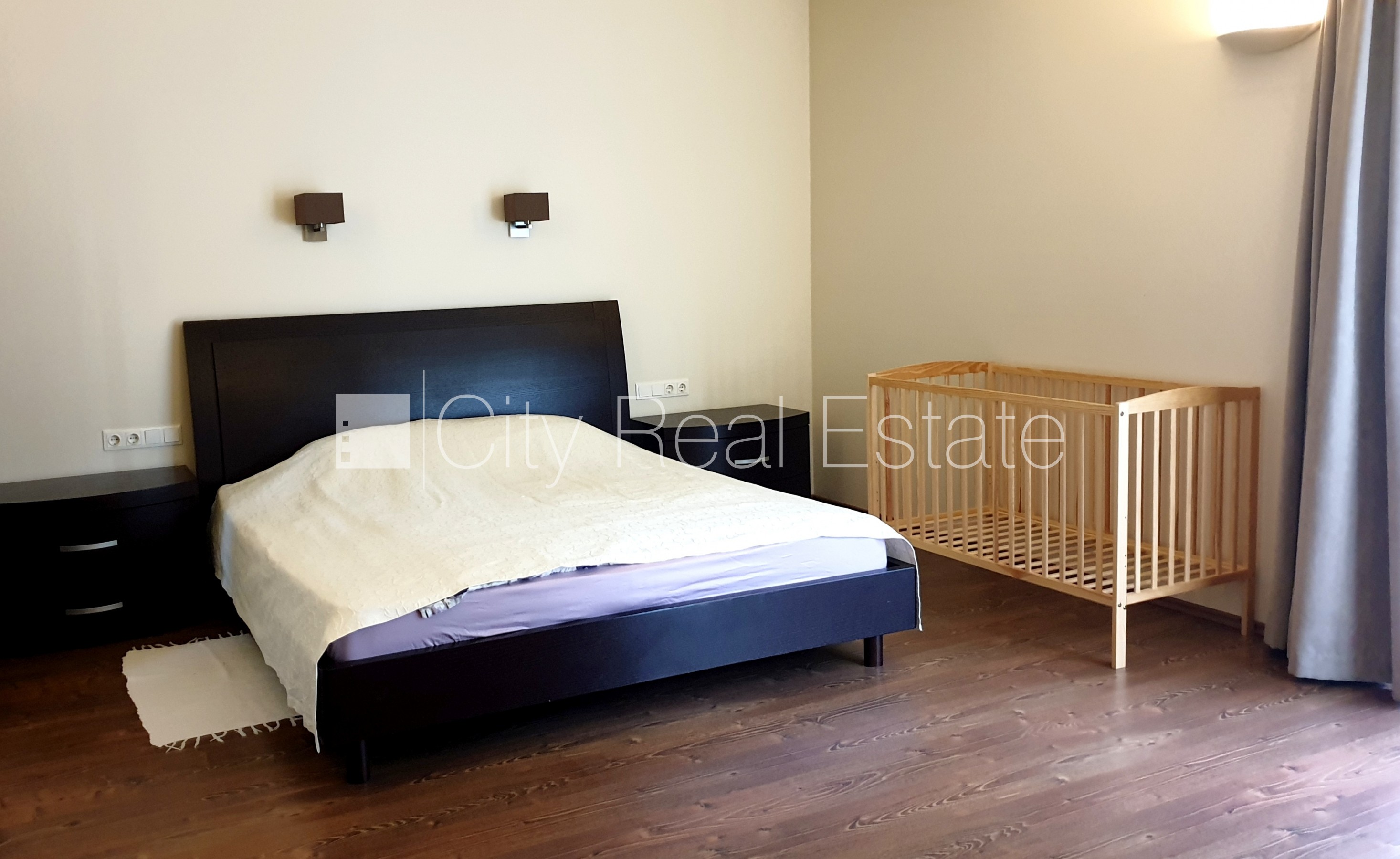 Sludinājumi. Zeme īpašumā, jaunceltne, fasādes māja, ķieģeļu mūra sienas, labiekārtota apzaļumota teritorija Cena: 1.35e+06 EUR Foto #11