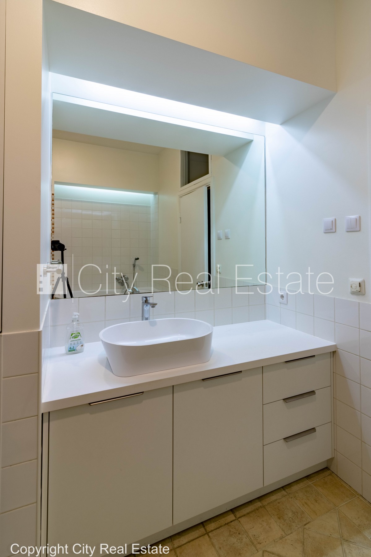 Объявление. Фасадный дом, благоустроенный озеленённый двор, лестничная клетка после капитального ремонта, Цена: 1100 EUR/мес. Foto #13