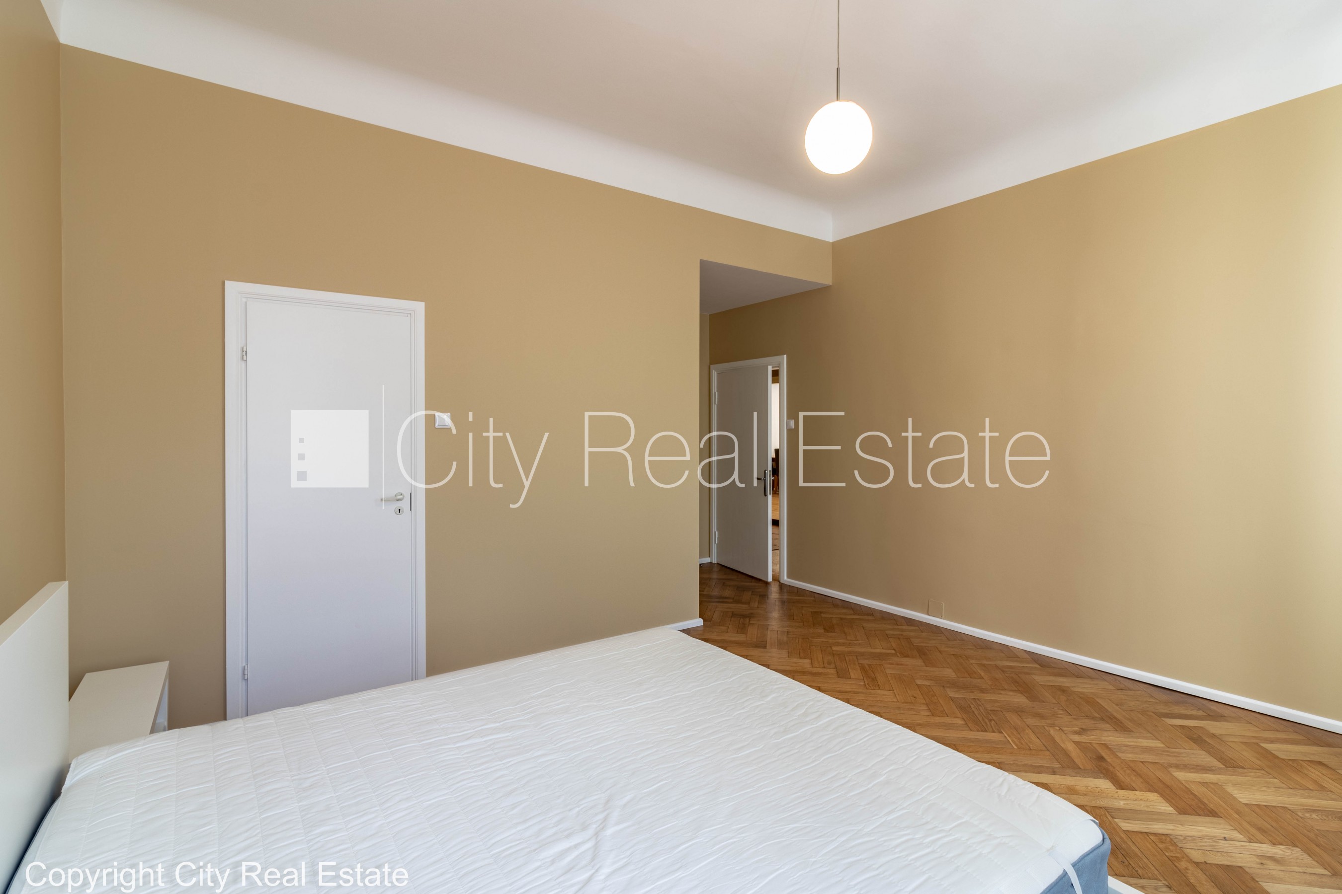 Объявление. Фасадный дом, благоустроенный озеленённый двор, лестничная клетка после капитального ремонта, Цена: 1100 EUR/мес. Foto #7