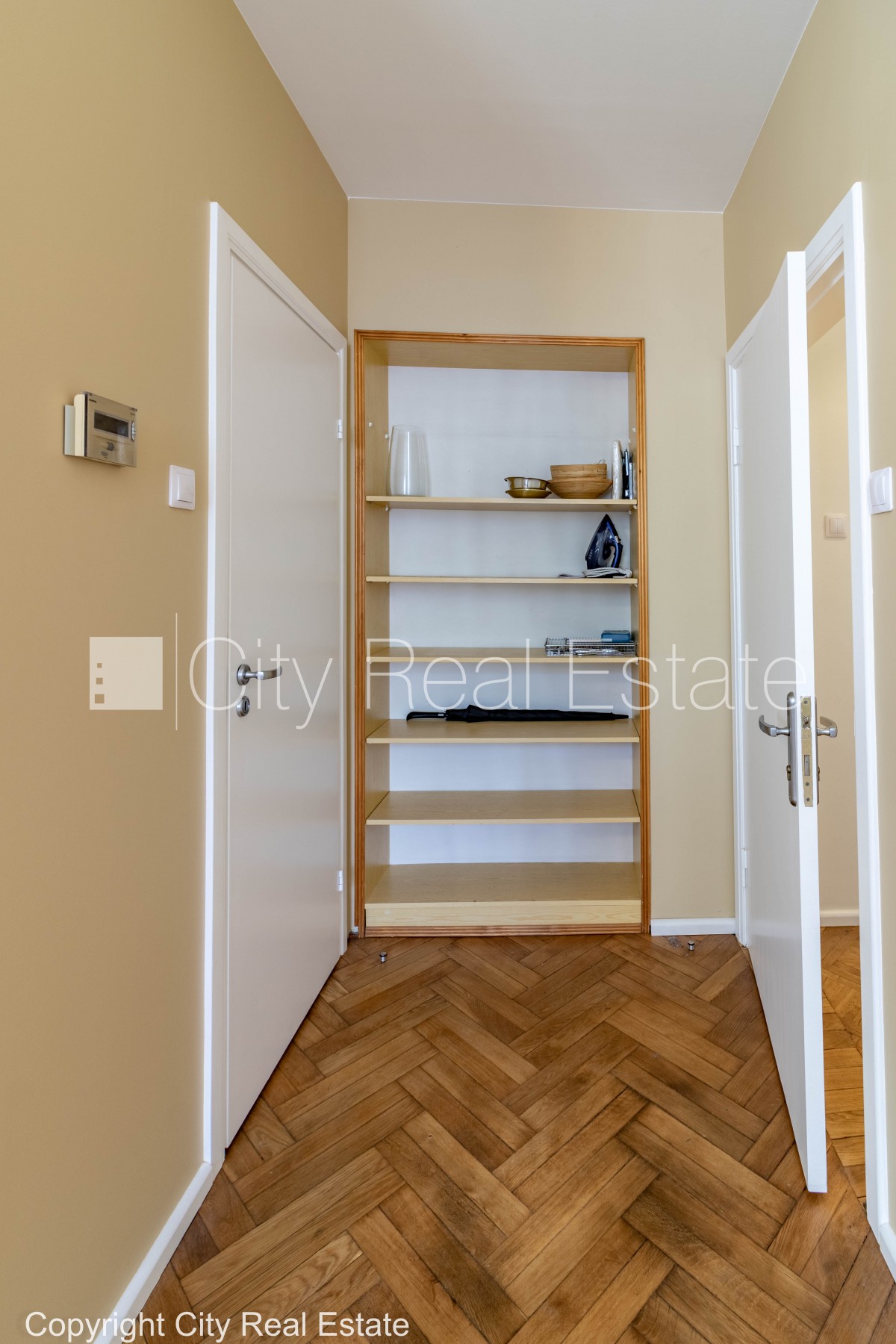 Объявление. Фасадный дом, благоустроенный озеленённый двор, лестничная клетка после капитального ремонта, Цена: 1100 EUR/мес. Foto #8