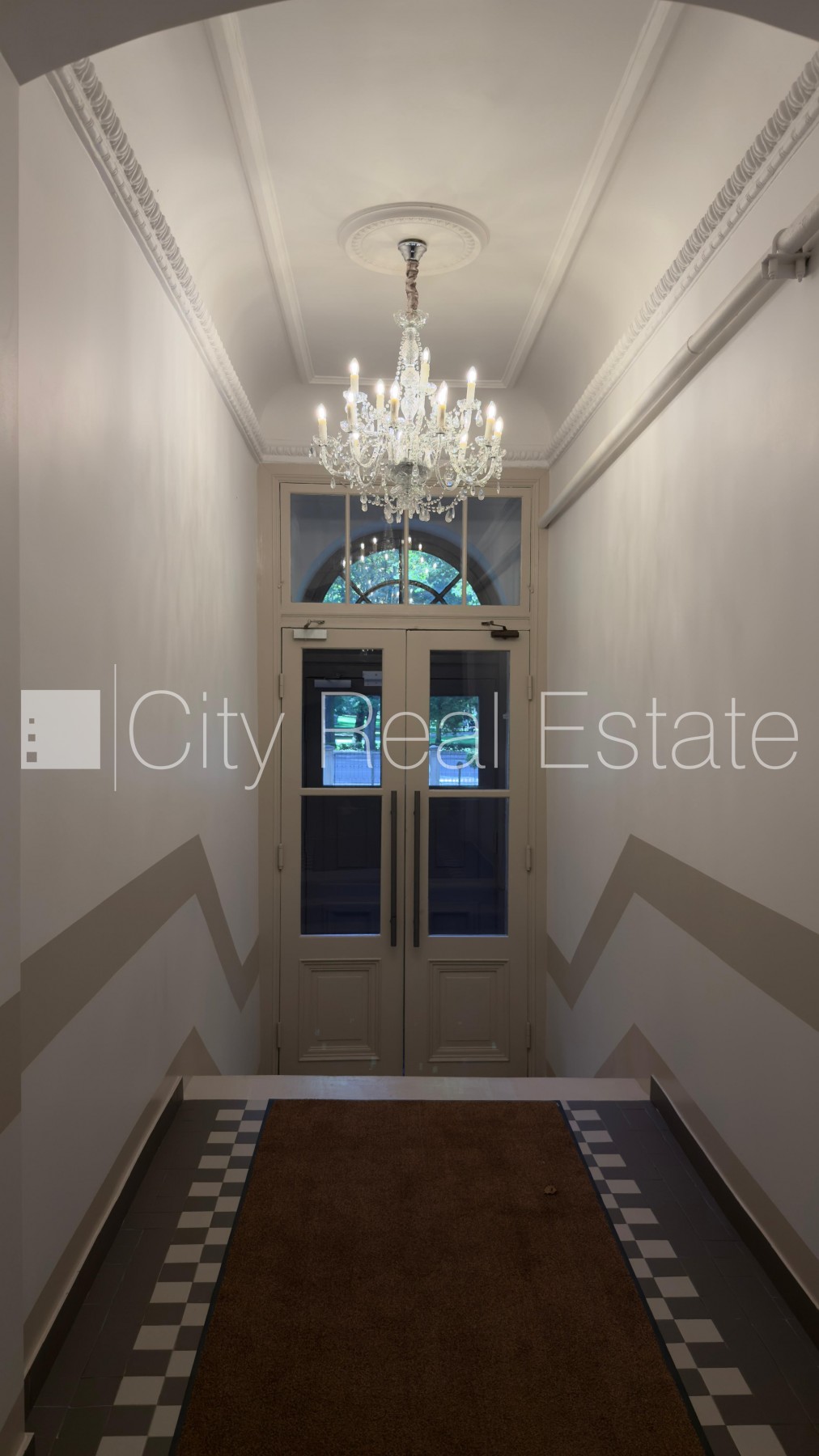 Объявление. Фасадный дом, благоустроенный озеленённый двор, лестничная клетка после капитального ремонта, Цена: 1100 EUR/мес. Foto #24