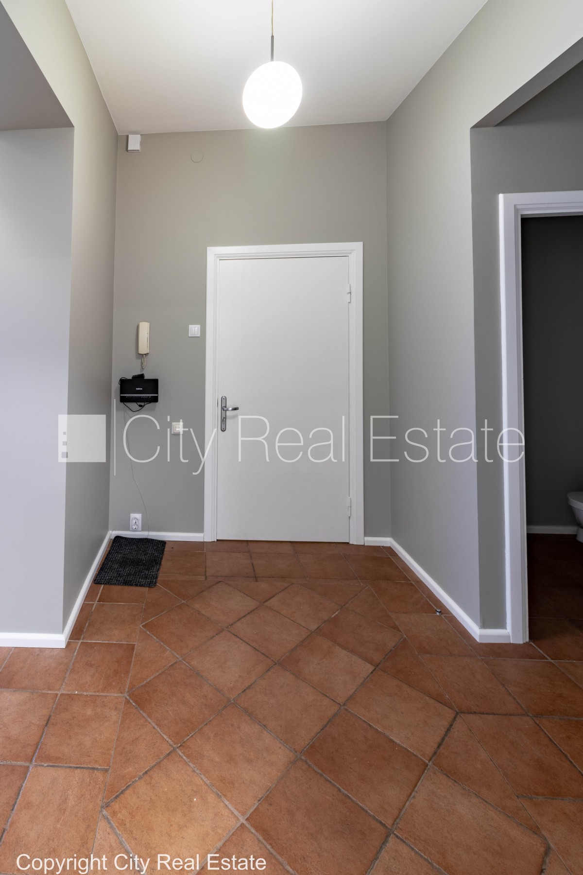 Объявление. Фасадный дом, благоустроенный озеленённый двор, лестничная клетка после капитального ремонта, Цена: 1100 EUR/мес. Foto #18