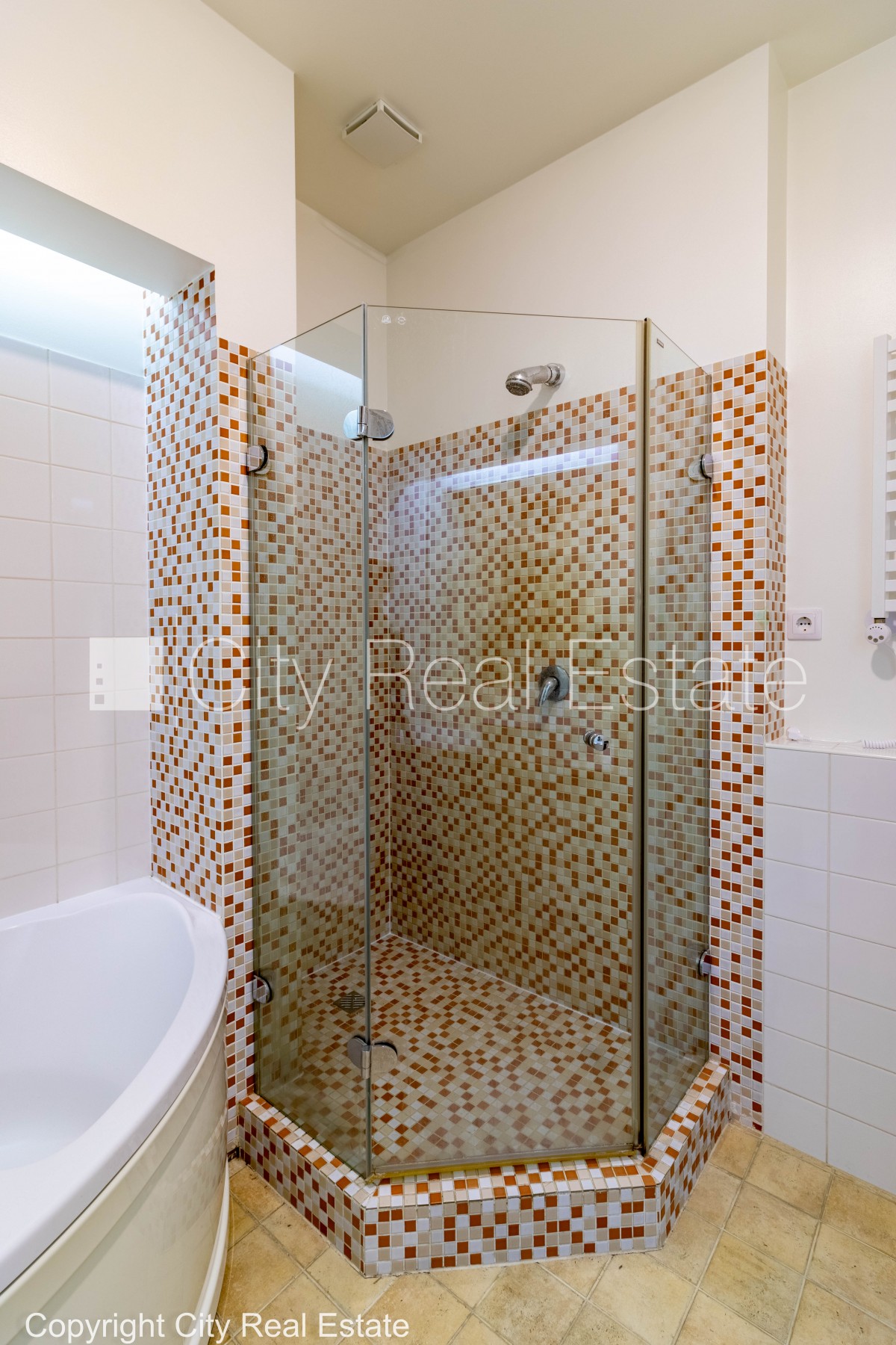 Объявление. Фасадный дом, благоустроенный озеленённый двор, лестничная клетка после капитального ремонта, Цена: 1100 EUR/мес. Foto #14