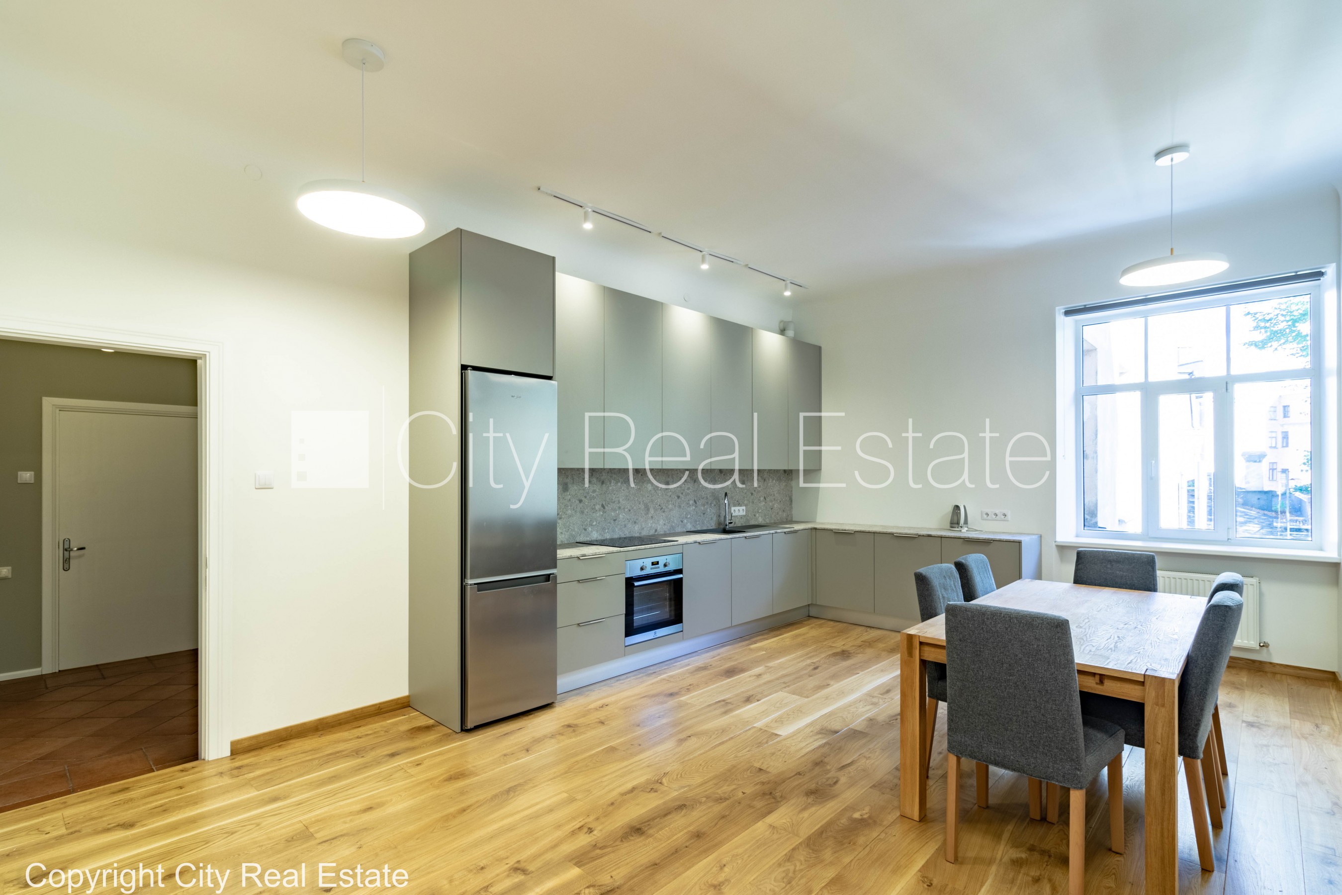 Объявление. Фасадный дом, благоустроенный озеленённый двор, лестничная клетка после капитального ремонта, Цена: 1100 EUR/мес. Foto #2