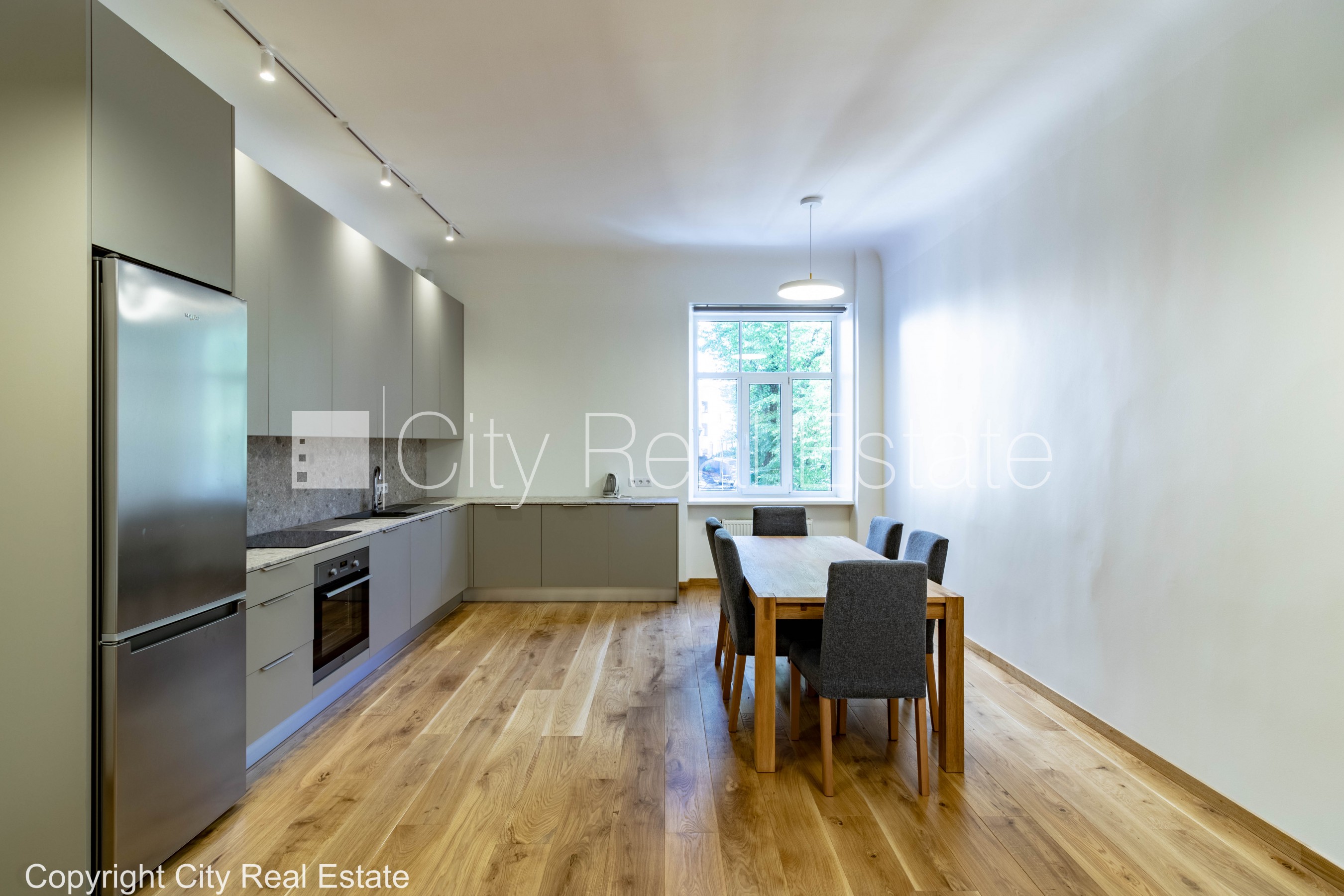 Объявление. Фасадный дом, благоустроенный озеленённый двор, лестничная клетка после капитального ремонта, Цена: 1100 EUR/мес. Foto #3