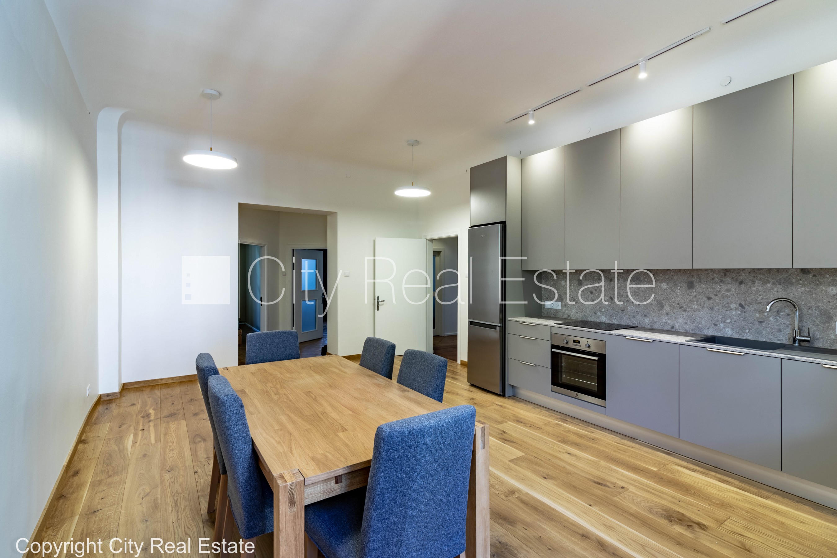 Объявление. Фасадный дом, благоустроенный озеленённый двор, лестничная клетка после капитального ремонта, Цена: 1100 EUR/мес. Foto #1