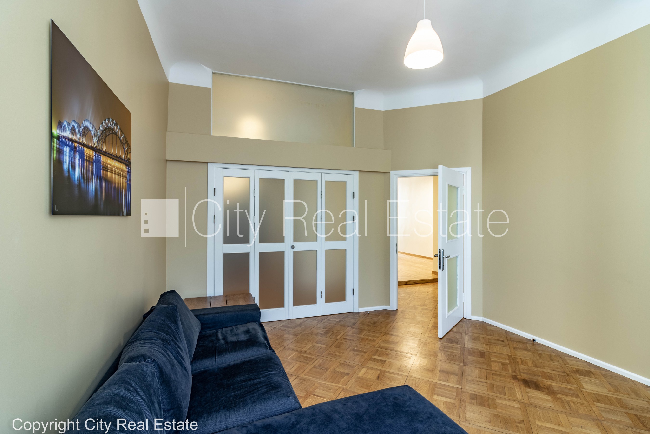 Объявление. Фасадный дом, благоустроенный озеленённый двор, лестничная клетка после капитального ремонта, Цена: 1100 EUR/мес. Foto #4