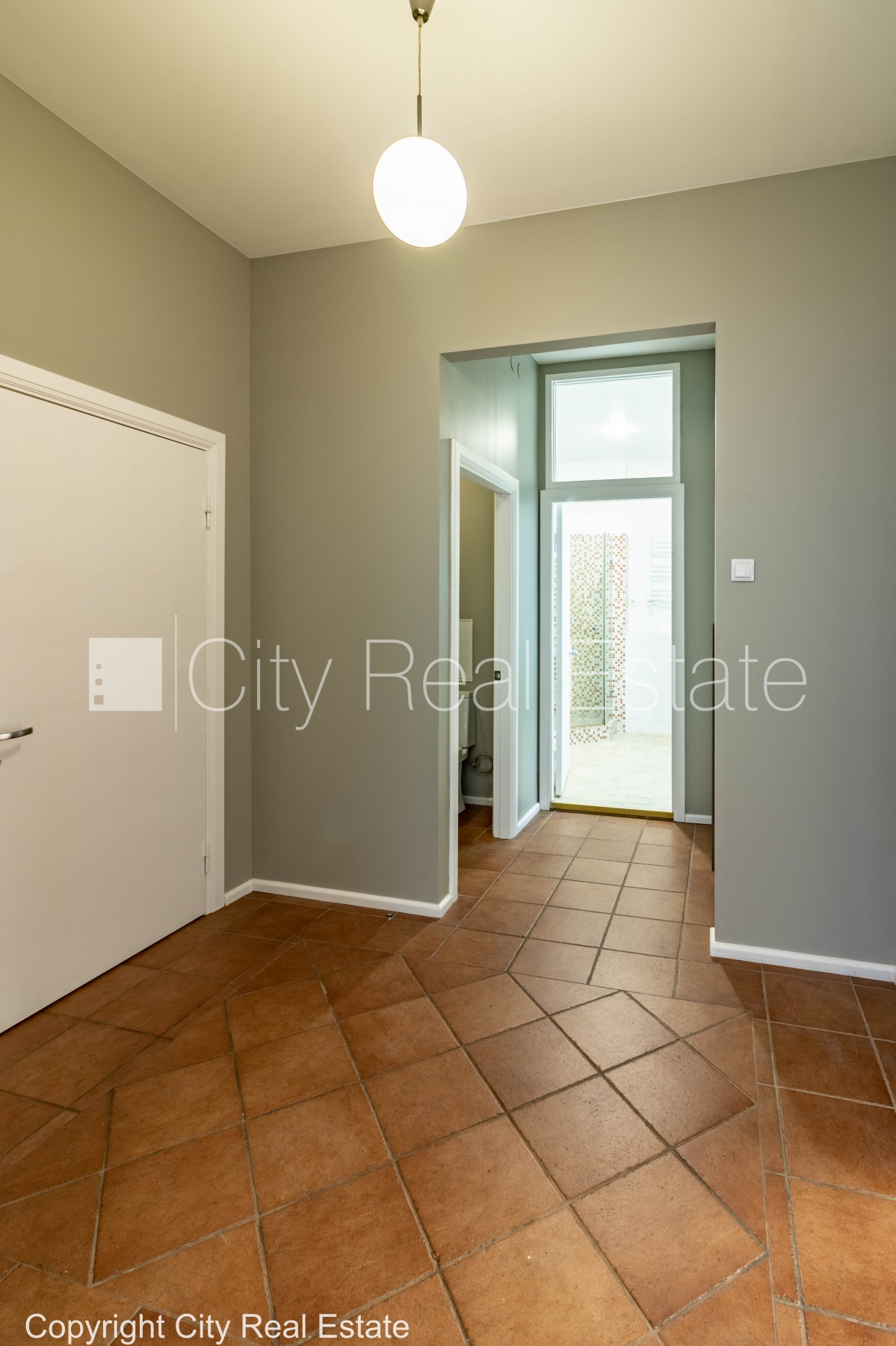 Объявление. Фасадный дом, благоустроенный озеленённый двор, лестничная клетка после капитального ремонта, Цена: 1100 EUR/мес. Foto #19