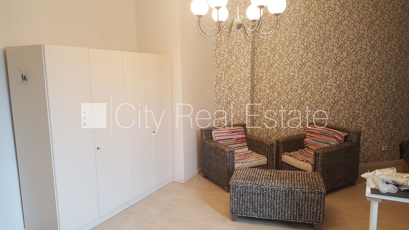 Sludinājumi. Fasādes māja, ir lifts, kāpņu telpa pēc kosmētiskā remonta, studio tipa, virtuve apvienota ar Cena: 500 EUR/mēn Foto #3