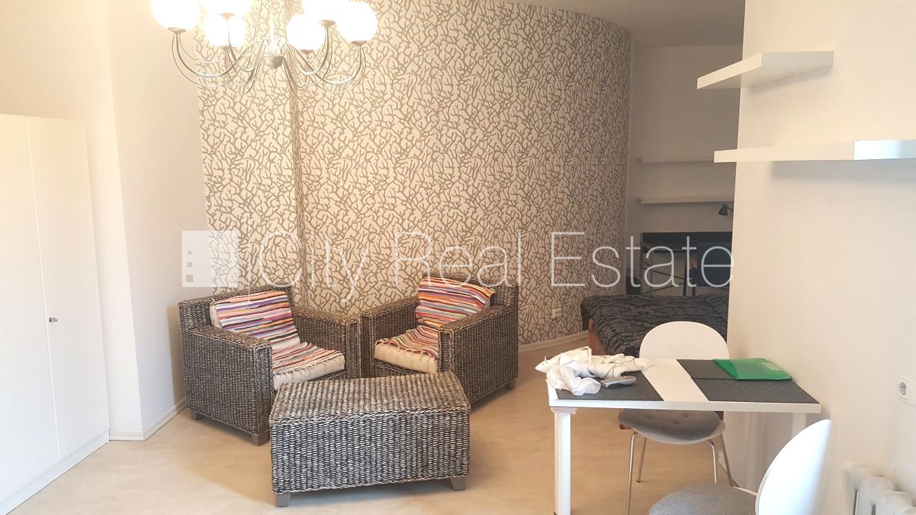 Sludinājumi. Fasādes māja, ir lifts, kāpņu telpa pēc kosmētiskā remonta, studio tipa, virtuve apvienota ar Cena: 500 EUR/mēn Foto #1