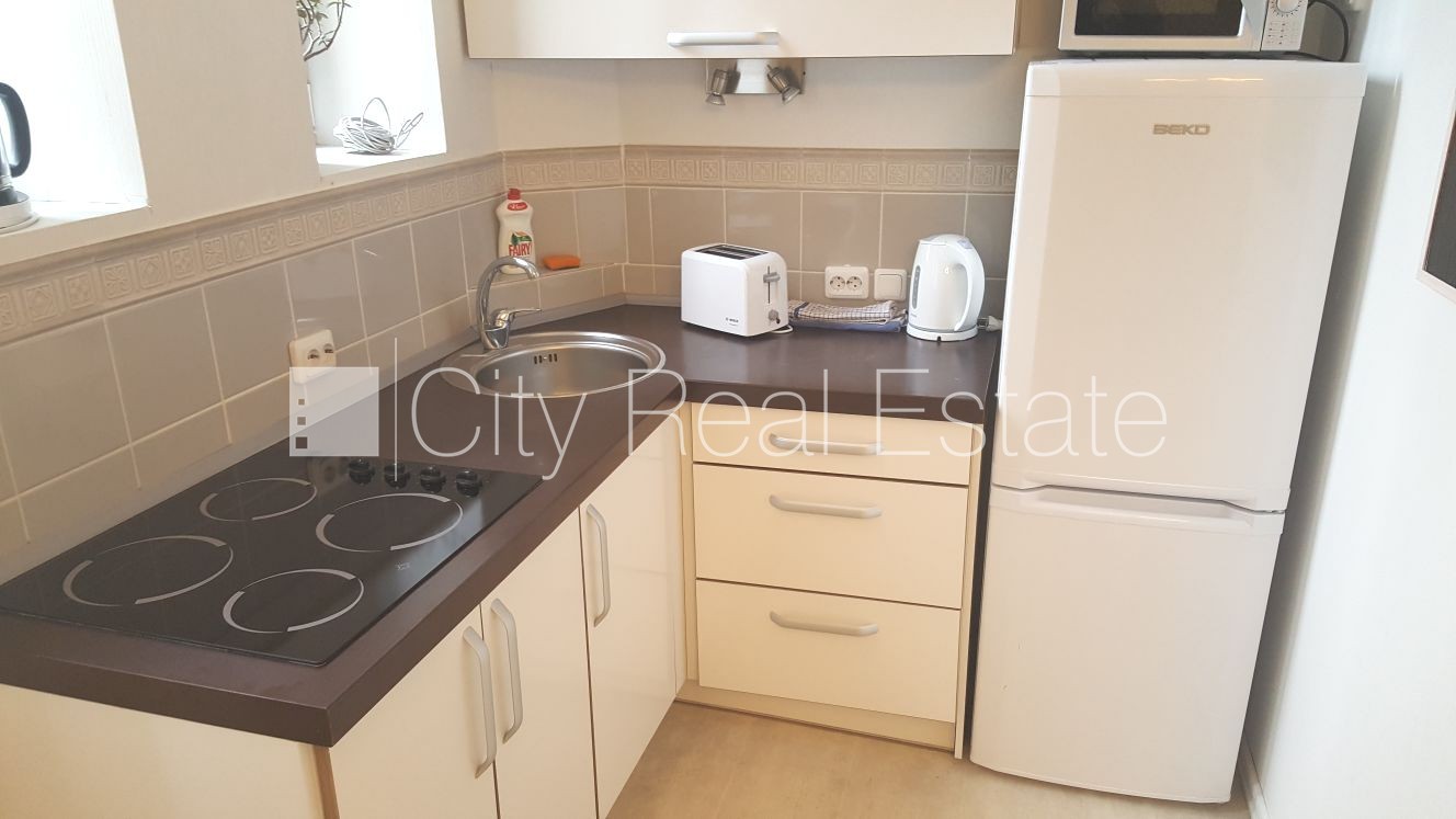 Sludinājumi. Fasādes māja, ir lifts, kāpņu telpa pēc kosmētiskā remonta, studio tipa, virtuve apvienota ar Cena: 500 EUR/mēn Foto #13