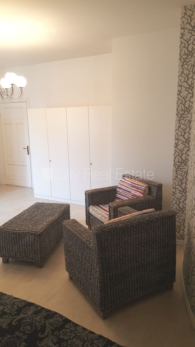 Sludinājumi. Fasādes māja, ir lifts, kāpņu telpa pēc kosmētiskā remonta, studio tipa, virtuve apvienota ar Cena: 500 EUR/mēn Foto #2