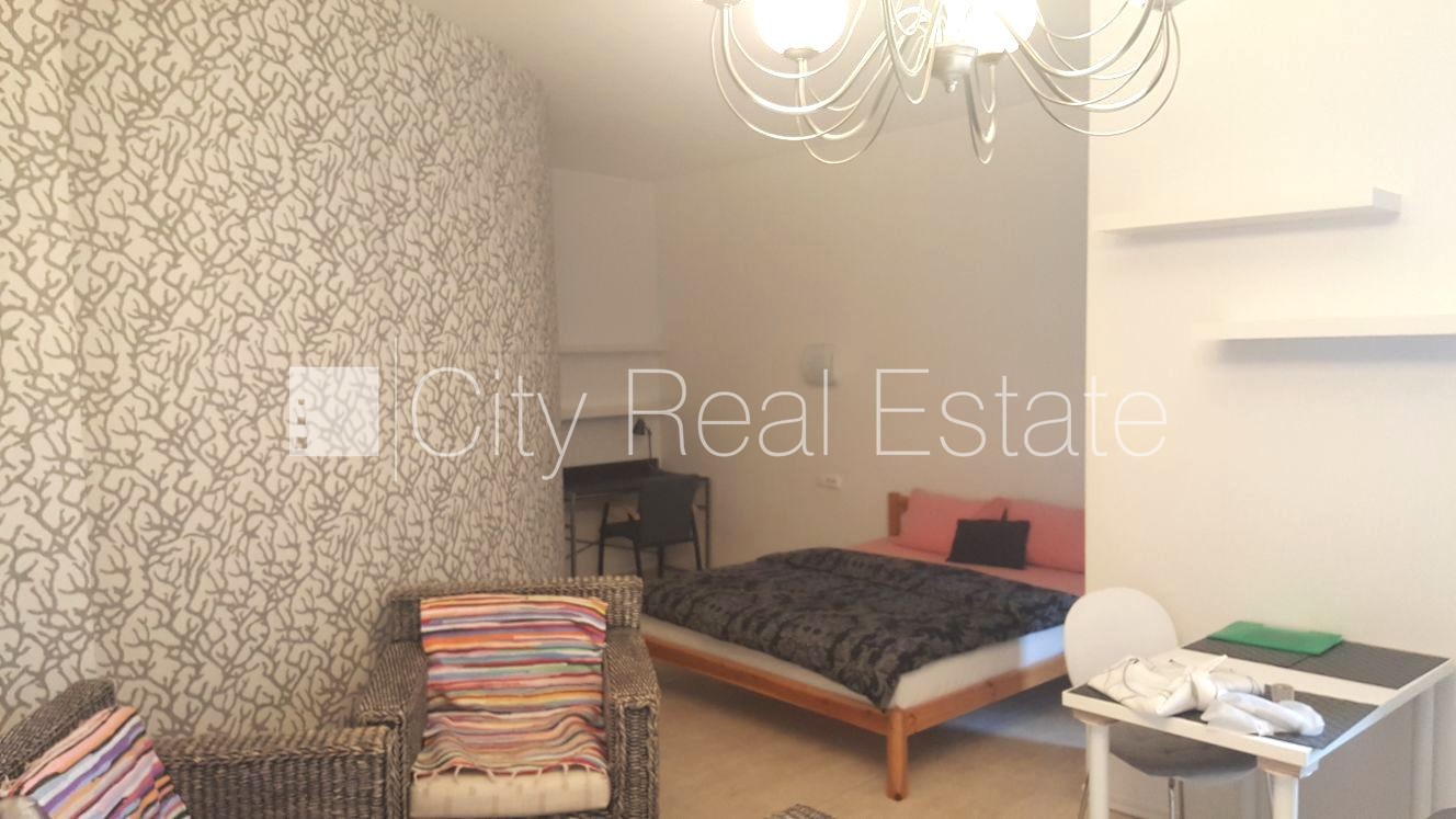 Sludinājumi. Fasādes māja, ir lifts, kāpņu telpa pēc kosmētiskā remonta, studio tipa, virtuve apvienota ar Cena: 500 EUR/mēn Foto #5