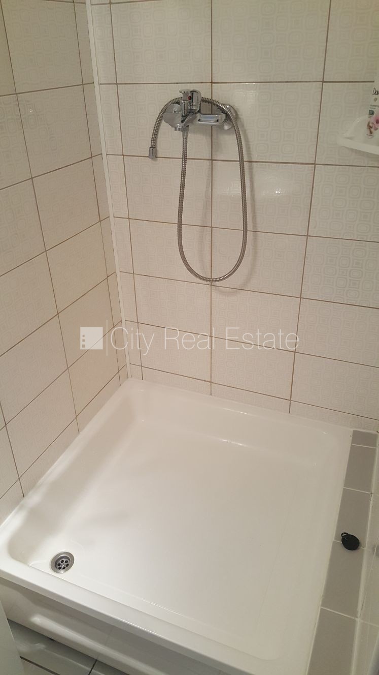 Sludinājumi. Fasādes māja, ir lifts, kāpņu telpa pēc kosmētiskā remonta, studio tipa, virtuve apvienota ar Cena: 500 EUR/mēn Foto #16