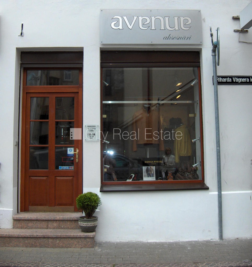 Sludinājumi. Fasādes māja, renovēta māja, ieeja no ielas, logi vērsti mājas abās pusēs, pilnā apdare, lielais Cena: 210000 EUR Foto #2