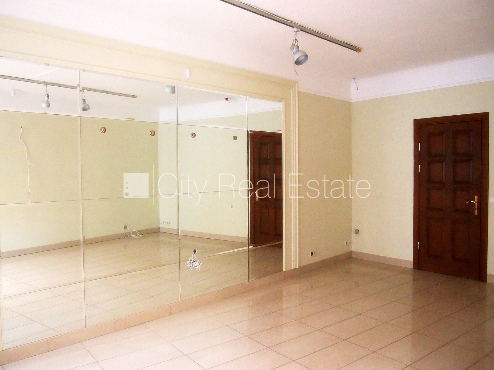 Sludinājumi. Fasādes māja, renovēta māja, ieeja no ielas, logi vērsti mājas abās pusēs, pilnā apdare, lielais Cena: 210000 EUR Foto #4