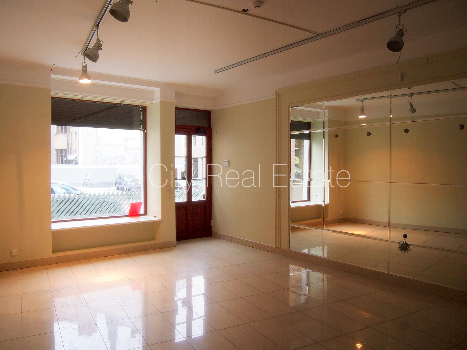 Sludinājumi. Fasādes māja, renovēta māja, ieeja no ielas, logi vērsti mājas abās pusēs, pilnā apdare, lielais Cena: 210000 EUR Foto #3