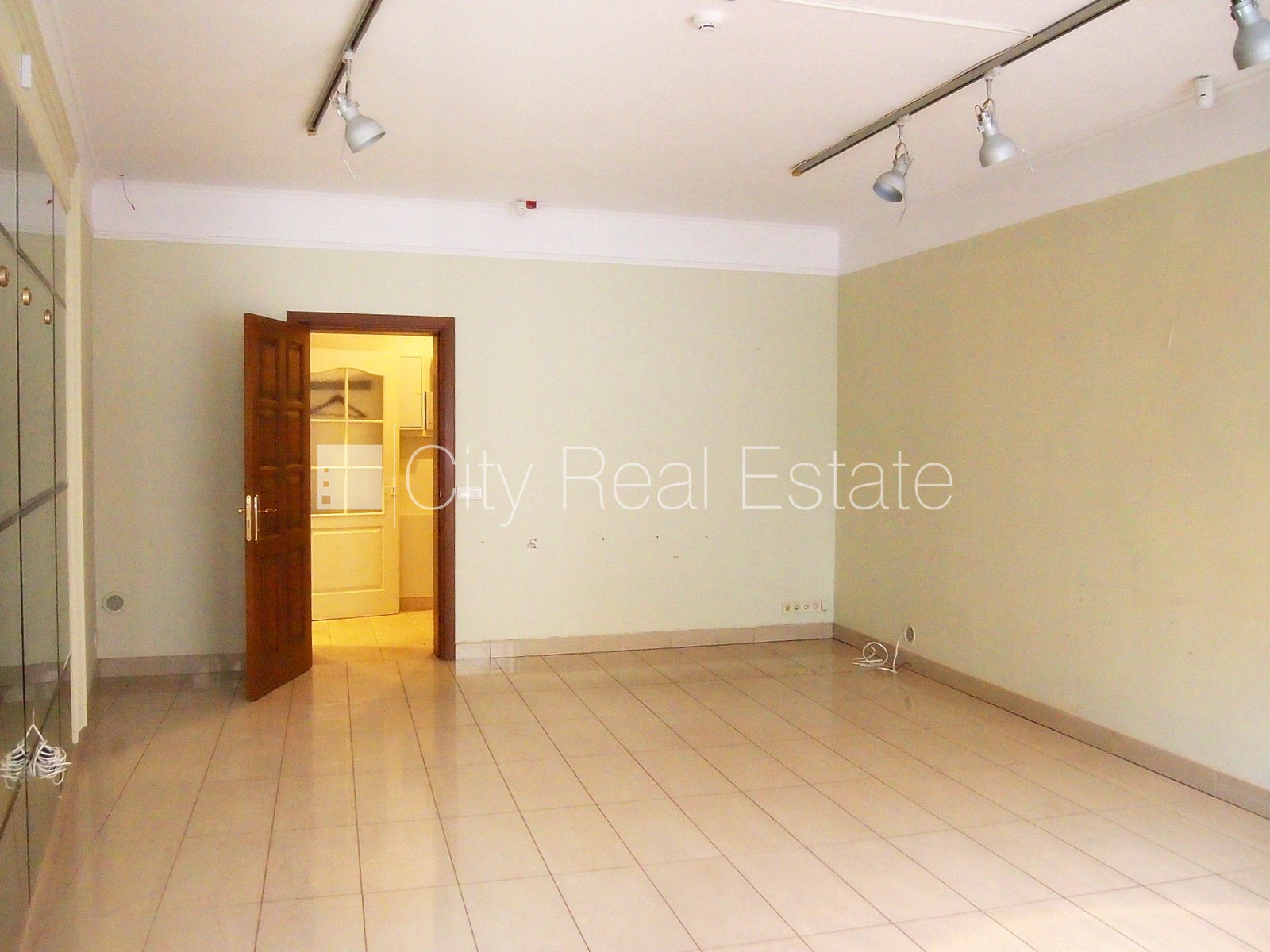 Sludinājumi. Fasādes māja, renovēta māja, ieeja no ielas, logi vērsti mājas abās pusēs, pilnā apdare, lielais Cena: 210000 EUR Foto #5