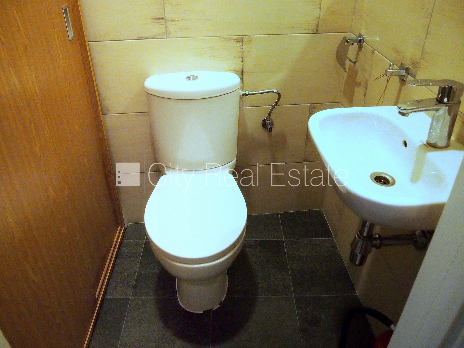 Sludinājumi. Fasādes māja, renovēta māja, ieeja no ielas, logi vērsti mājas abās pusēs, pilnā apdare, lielais Cena: 210000 EUR Foto #6