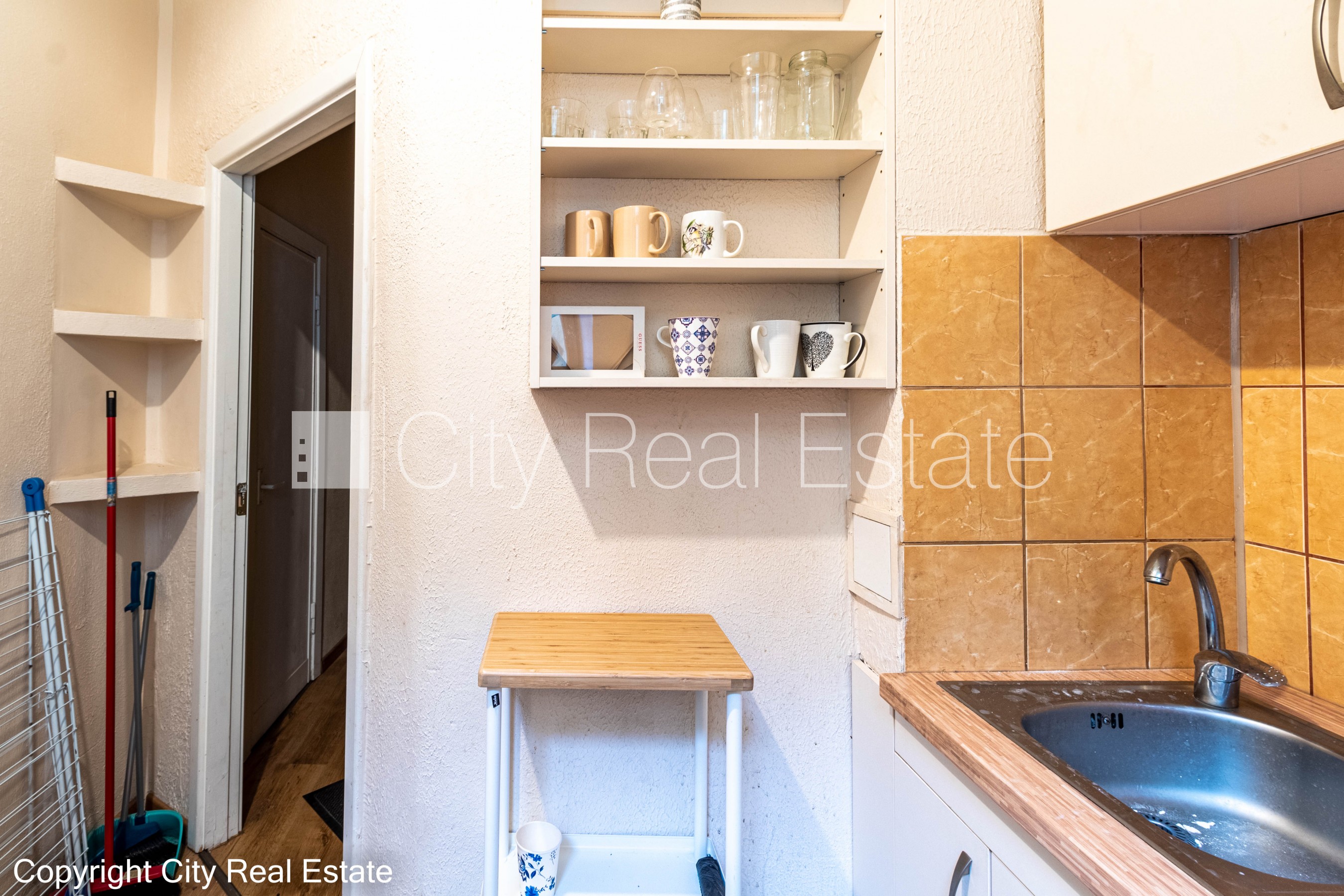 Sludinājumi. Pagalma ēka, renovēta māja, labiekārtots apzaļumots pagalms, slēgts pagalms, vieta automašīnai, Cena: 630 EUR/mēn Foto #11