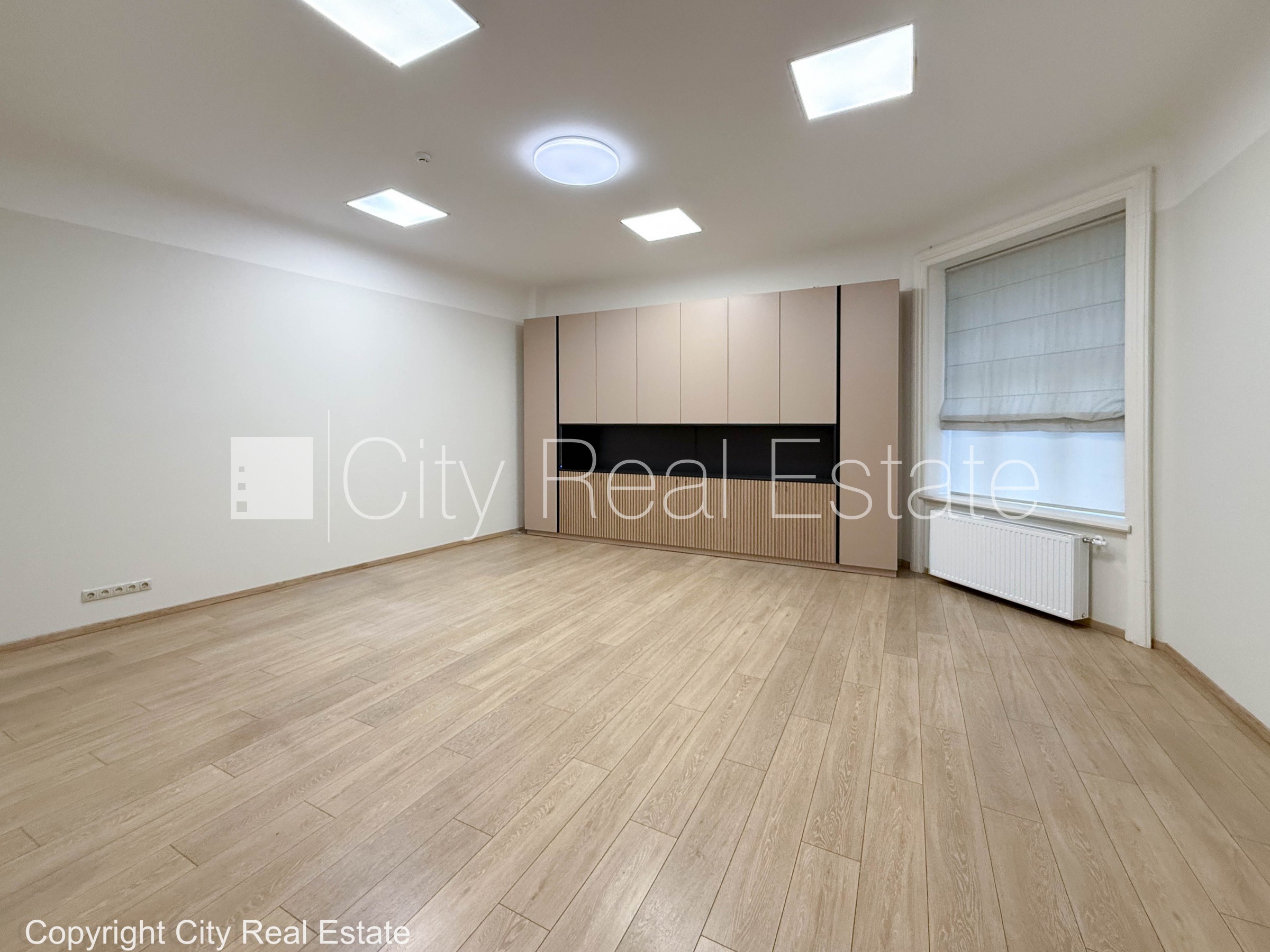 Объявление. Дом во дворе, реновированный дом, вход со двора, терасса, окна выходят во двор, окна выходят в обе Цена: 1000 EUR/мес. Foto #11