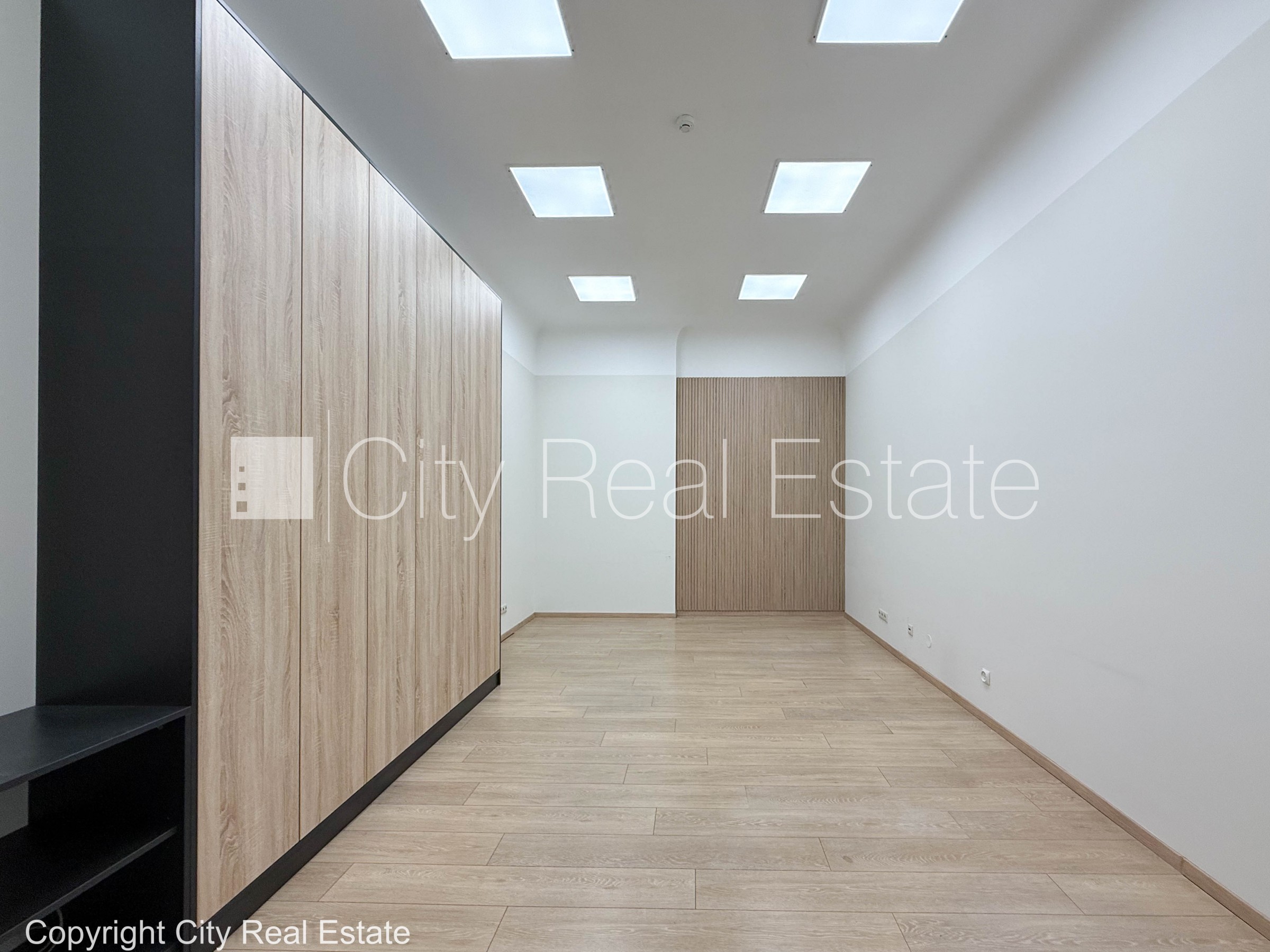 Объявление. Дом во дворе, реновированный дом, вход со двора, терасса, окна выходят во двор, окна выходят в обе Цена: 1000 EUR/мес. Foto #8