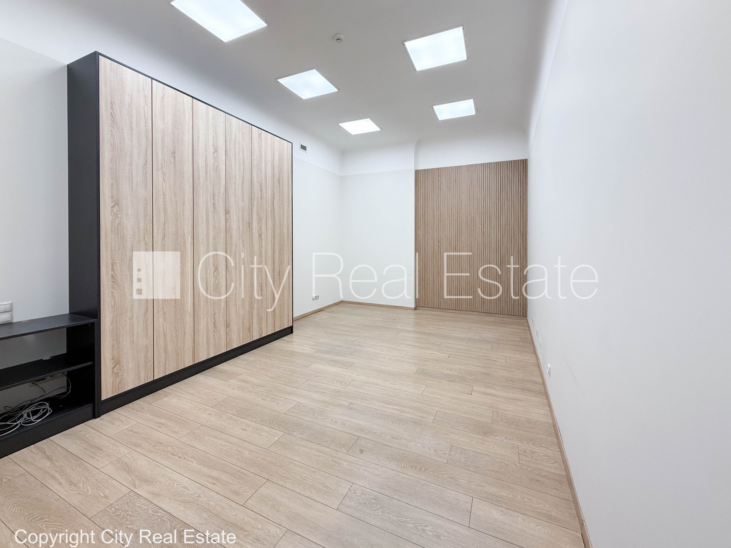 Объявление. Дом во дворе, реновированный дом, вход со двора, терасса, окна выходят во двор, окна выходят в обе Цена: 1000 EUR/мес. Foto #9