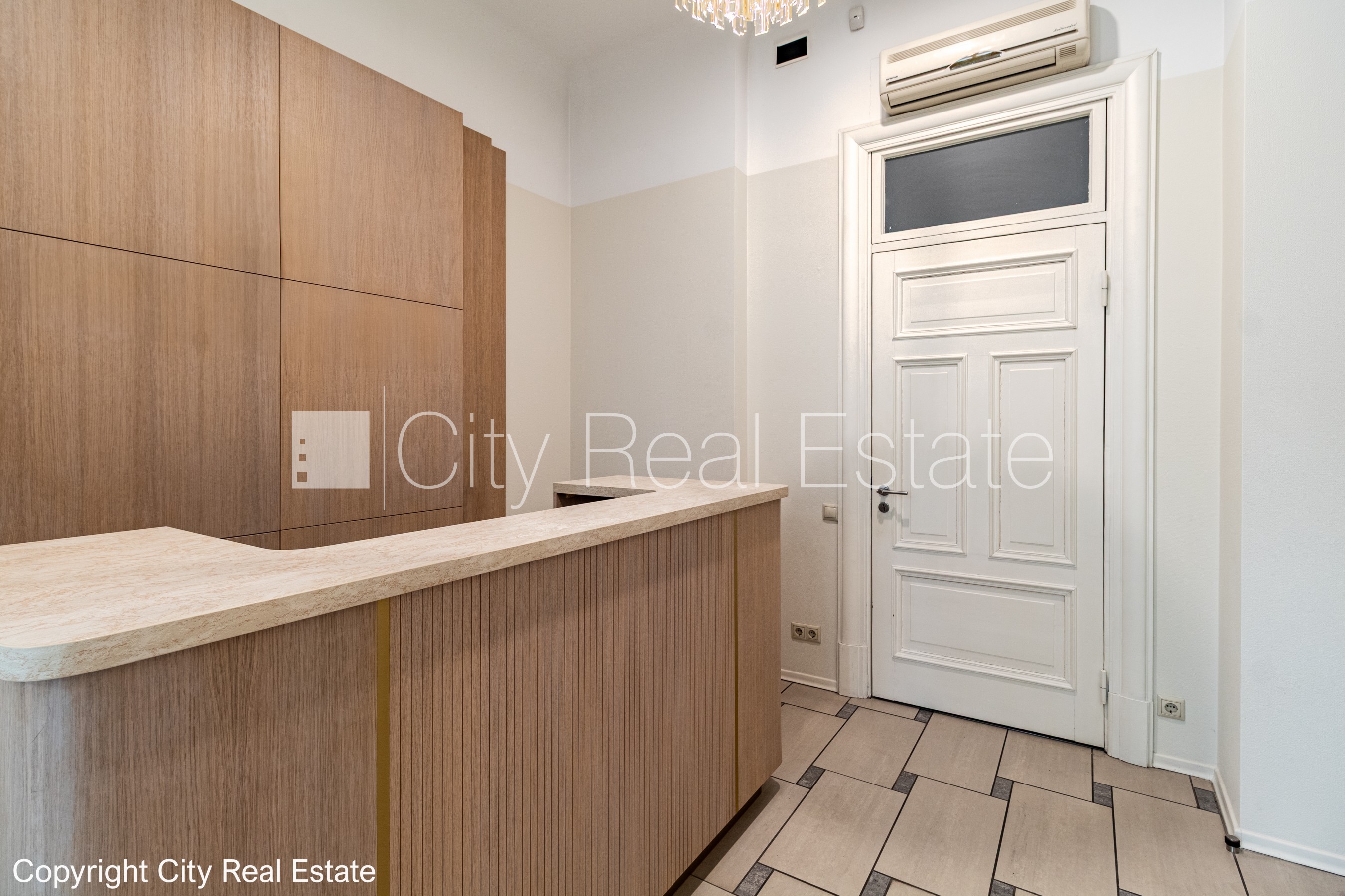 Объявление. Дом во дворе, реновированный дом, вход со двора, терасса, окна выходят во двор, окна выходят в обе Цена: 1000 EUR/мес. Foto #18