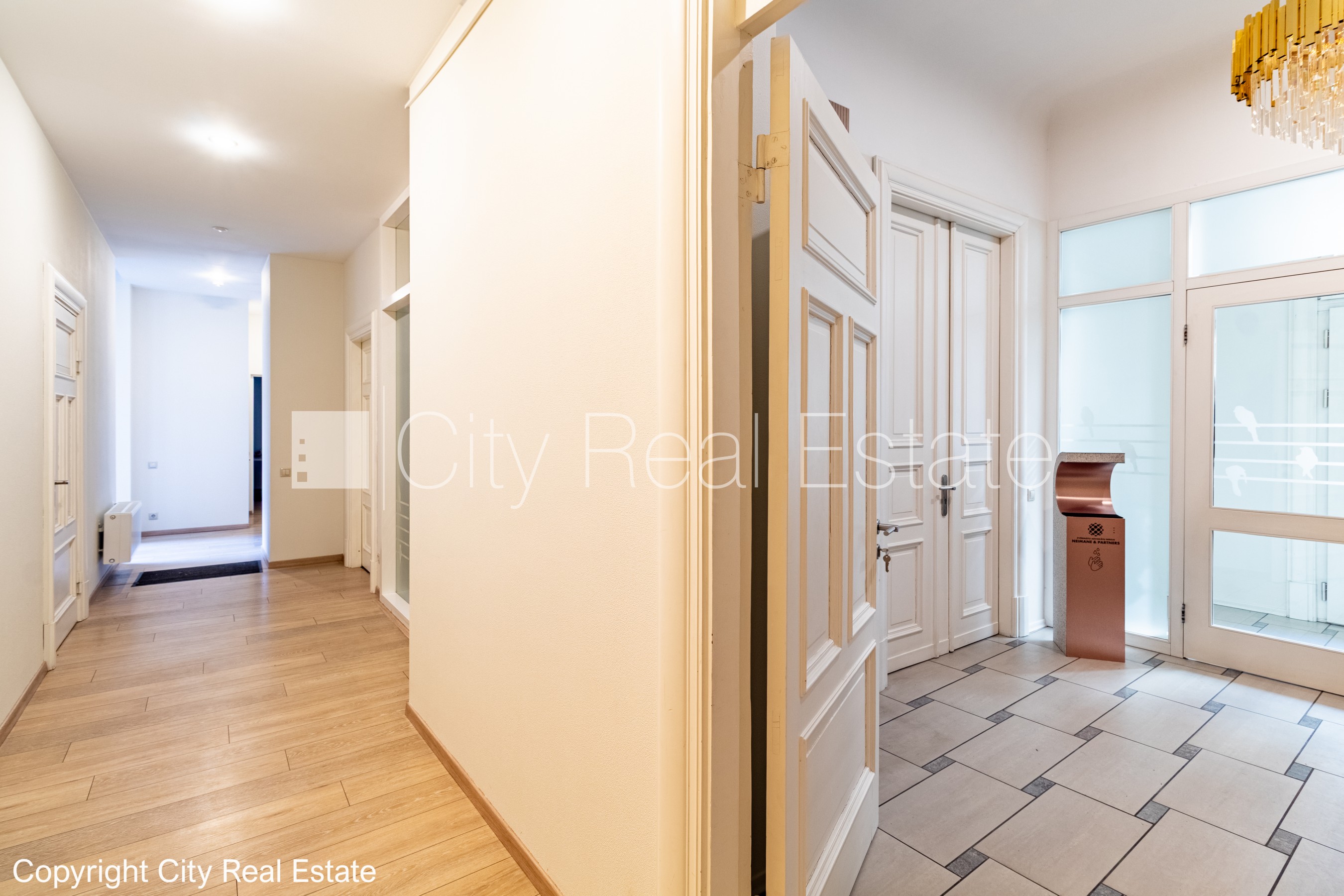 Объявление. Дом во дворе, реновированный дом, вход со двора, терасса, окна выходят во двор, окна выходят в обе Цена: 1000 EUR/мес. Foto #10