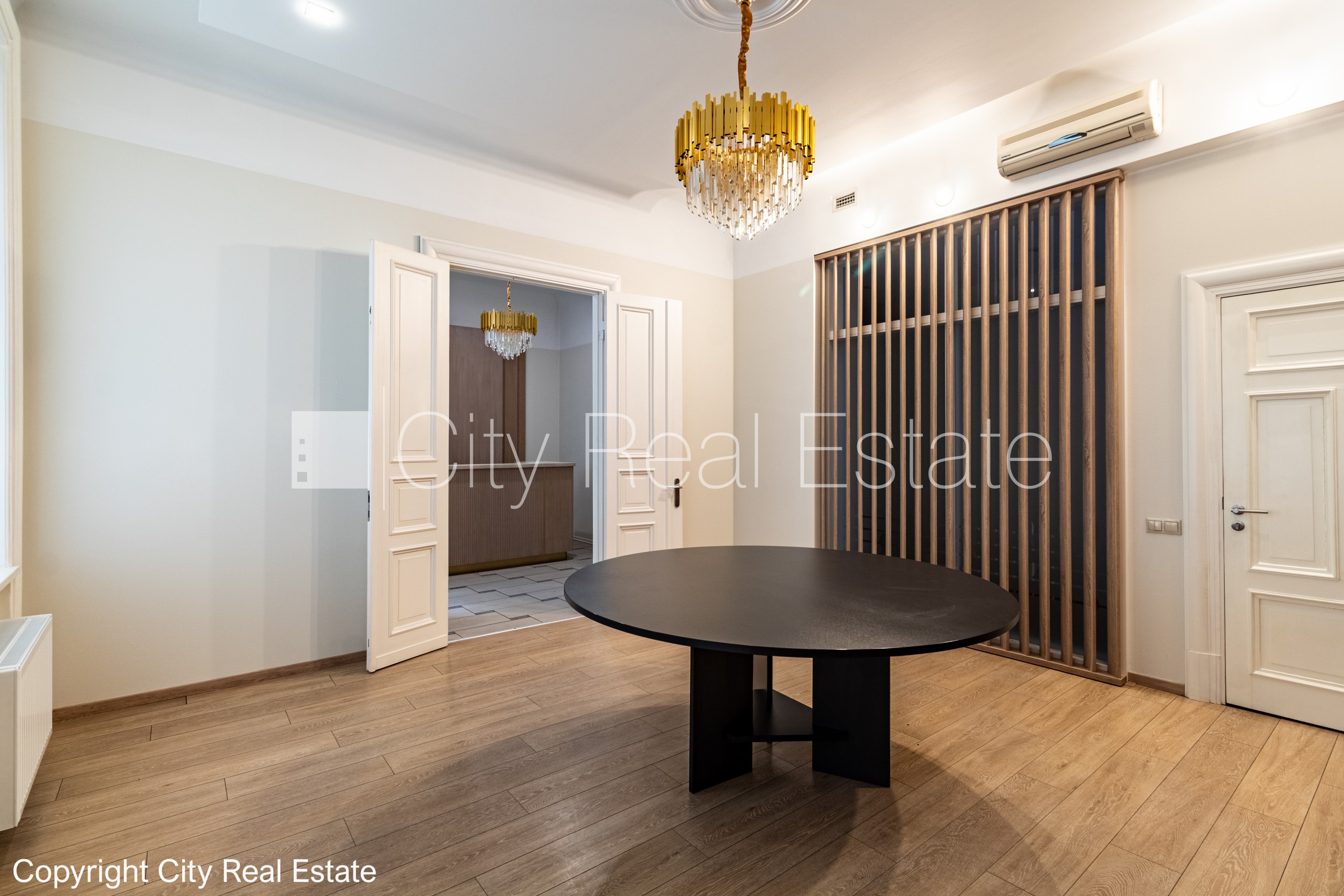 Объявление. Дом во дворе, реновированный дом, вход со двора, терасса, окна выходят во двор, окна выходят в обе Цена: 1000 EUR/мес. Foto #5