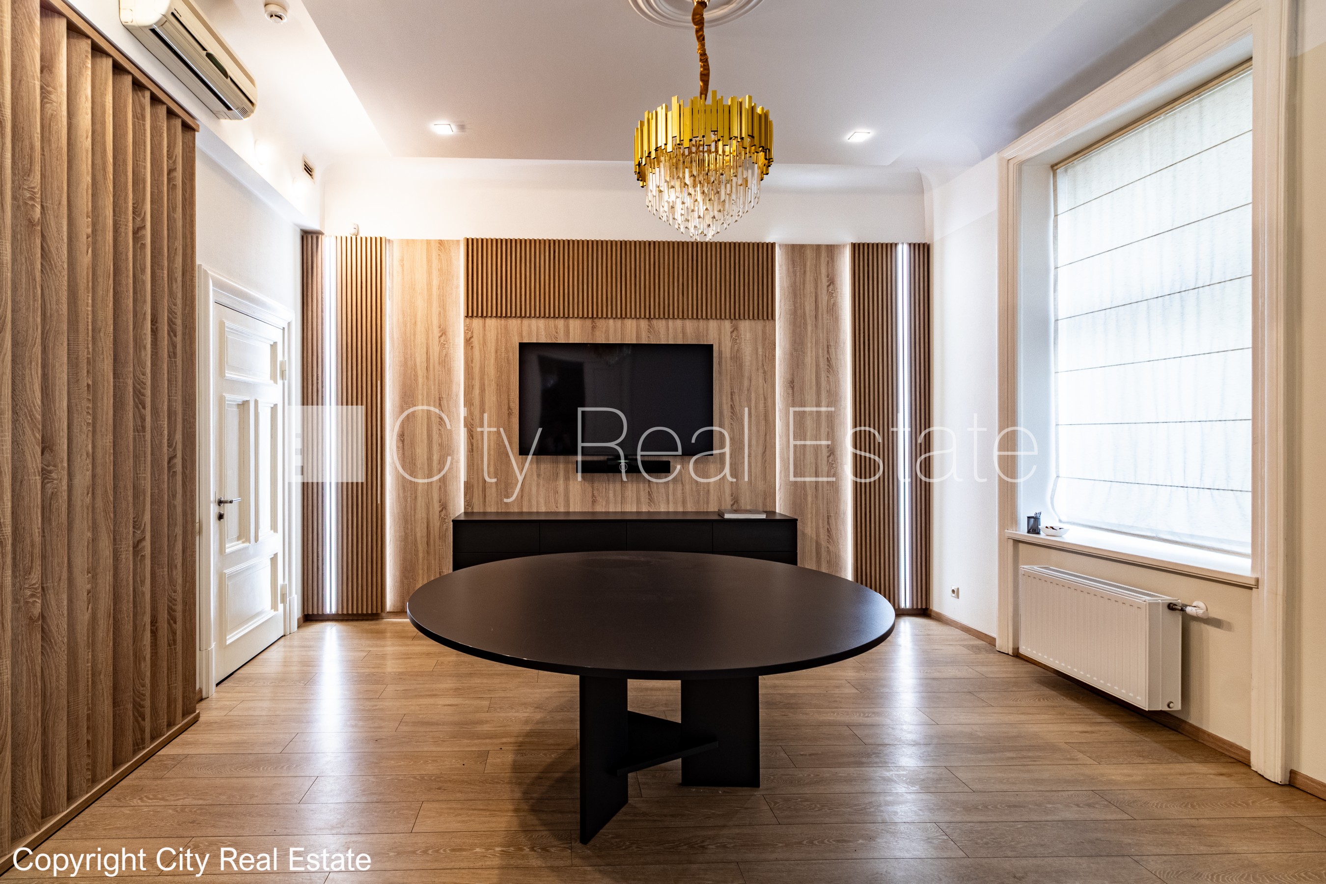 Объявление. Дом во дворе, реновированный дом, вход со двора, терасса, окна выходят во двор, окна выходят в обе Цена: 1000 EUR/мес. Foto #2