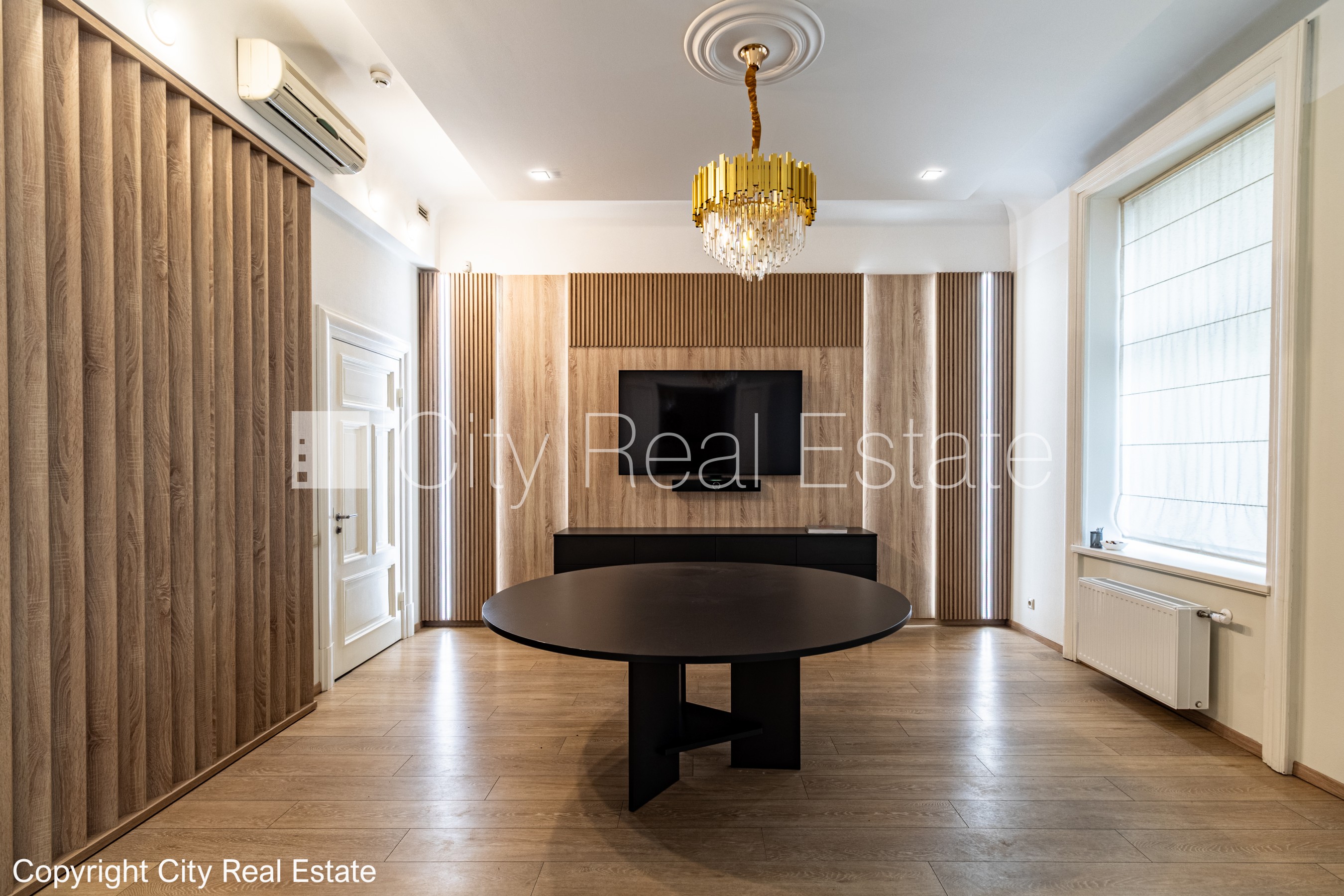 Объявление. Дом во дворе, реновированный дом, вход со двора, терасса, окна выходят во двор, окна выходят в обе Цена: 1000 EUR/мес. Foto #3