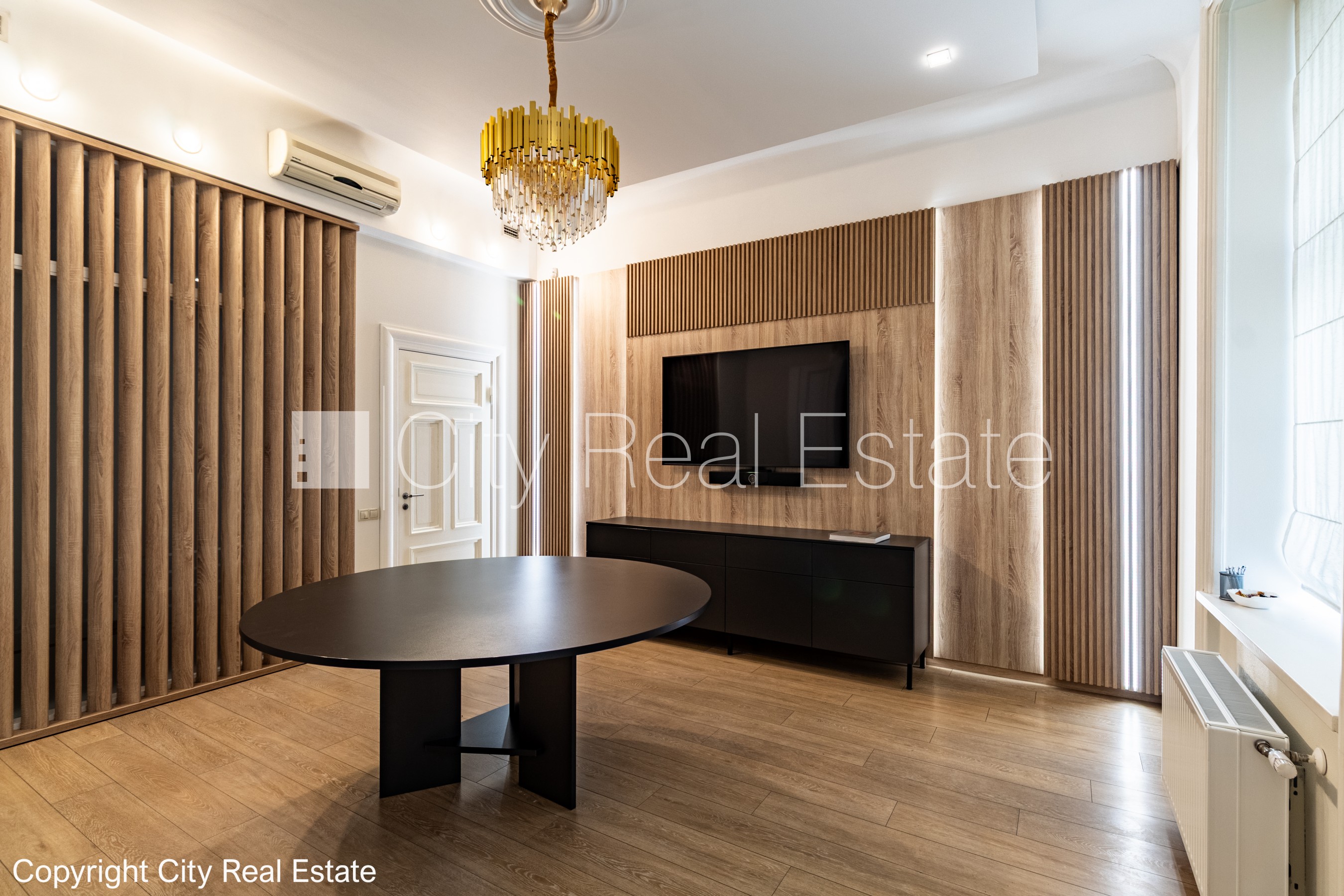 Объявление. Дом во дворе, реновированный дом, вход со двора, терасса, окна выходят во двор, окна выходят в обе Цена: 1000 EUR/мес. Foto #1